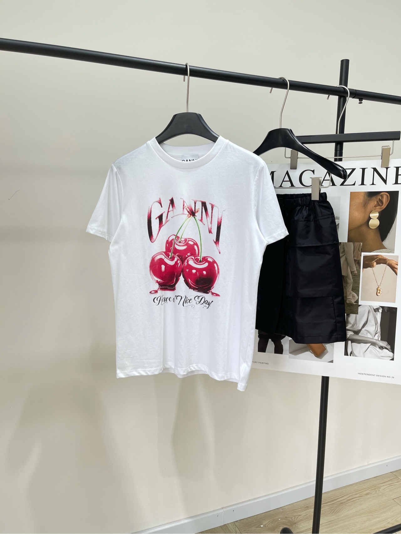 NO:325475,【GN Cherry Letter Print Short Sleeve T, Fabric Full Cotton Color White 25ss White Cotton Round Neck Cherry Print T-shirt Explore the fresh summer trend Our slim fit white round neck T-shirt is made of top-grade pure cotton, skin-friendly and breathable, bringing the ultimate comfortable wearing experience The new pink hollow LOGO design on the chest is simple but exquisite, showing unique taste High saturation cherry prints are lifelike, adding vitality and sweetness to the overall look, making every wear a pleasant experience Feel the softness of pure cotton and the charm of prints A fashion item that cannot be missed, come and have it to start your day!  Flat size S shoulder width 41, bust 98, garment length 64, sleeve length 20 M shoulder width 42, bust 102, garment length 66, sleeve length 21 L shoulder width 43, bust 106, garment length 68, sleeve length 22 Manual measurement will have 2~3cm errors within the normal range, T-shirt,tees, t-shirt,alexander wang19860909【GN樱桃字母印花短袖T,面料全棉 颜色白色 25ss 白色纯棉圆领樱桃印花T恤 探索夏日清新风潮 我们的修身版型白色圆领T恤 采用顶级纯棉材质,亲肤透气 带来极致舒适的穿着体验 胸前点缀粉红新款镂空LOGO设计 简约而不失精致,彰显独特品味 高饱和度的樱桃印花,栩栩如生 为整体造型增添一抹活力与甜美 让每一次穿着都成为一次愉悦的体验 感受纯棉的柔软与印花的魅力 不容错过的时尚单品,快来拥有它 开启你的美好一天！ 平铺尺码 S肩宽41,胸围98,衣长64,袖长20 M肩宽42,胸围102,衣长66,袖长21 L肩宽43,胸围106,衣长68,袖长22 手工测量会有2~3cm误差属于正常范围,,T-shirt,tees，t-shirt,alexander wang,Women's clothing