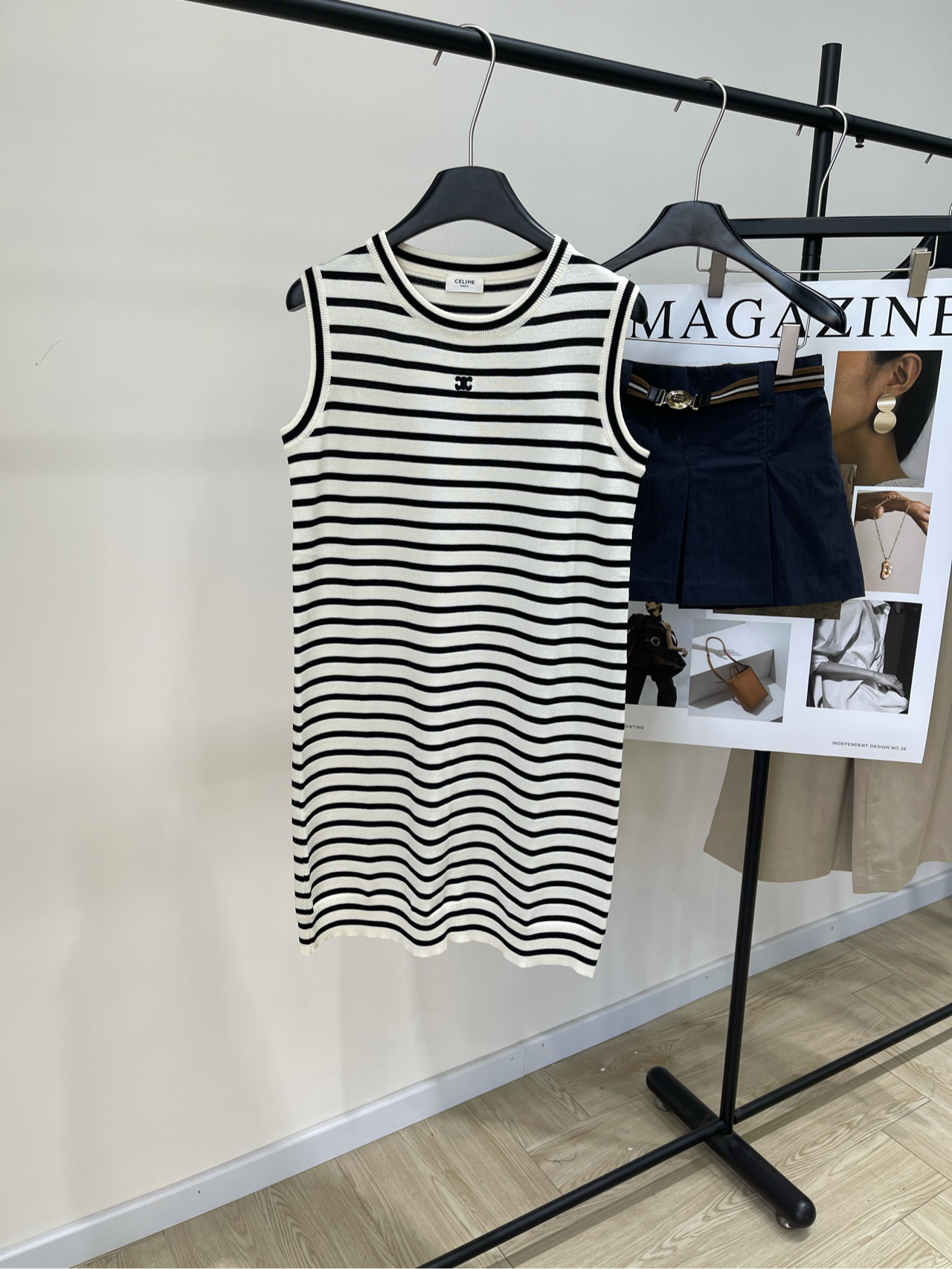 NO:317863,[ce rice black striped knitted vest skirt] Fabric cotton   linen Color rice black striped Striped knitted vest skirt, official website synchronized, with its simple but stylish design, it has become a classic choice in the wardrobe. The exquisite and compact embroidery logo on the chest shows the brand's charm in the low-key. The details show the true seal. The delicate knitting craftsmanship brings a comfortable wearing experience. It can be easily controlled whether it is single or inner wear. The striped elements are classic and eternal, and do not pick on the figure or age. It is a versatile artifact to create daily casual or elegant commuting style. Choose it, and choose a fashionable attitude that will never go wrong, so that every match becomes a manifestation of confidence and taste. Flat size S shoulder width 35, bust 84 elastic, skirt length 82 M shoulder width 36, bust 88 elastic, skirt length 83 L shoulder width 37, bust 92 elastic, skirt length 84  Manual measurement will have 2~3cm errors within the normal range, skirts, alexander wang19860909【ce米黑条纹针织背心裙】 面料棉 亚麻 颜色米黑条纹 条纹针织背心裙,官网同步 以其简约而不失格调的设计 成为衣橱中的经典之选 胸前精致小巧的刺绣logo 低调中彰显品牌魅力 细节之处见真章 细腻的针织工艺 带来舒适的穿着体验 无论是单穿还是内搭都能轻松驾驭 条纹元素经典永恒,不挑身材不挑年龄 是打造日常休闲或优雅通勤造型的百搭神器 选择它,即是选择了一份永不会出错的时尚态度让每一次搭配都成为自信与品味的展现 平铺尺码 S肩宽35,胸围84弹力,裙长82 M肩宽36,胸围88弹力,裙长83 L肩宽37,胸围92弹力,裙长84 手工测量会有2~3cm误差属于正常范围,,skirts,alexander wang,Women's clothing