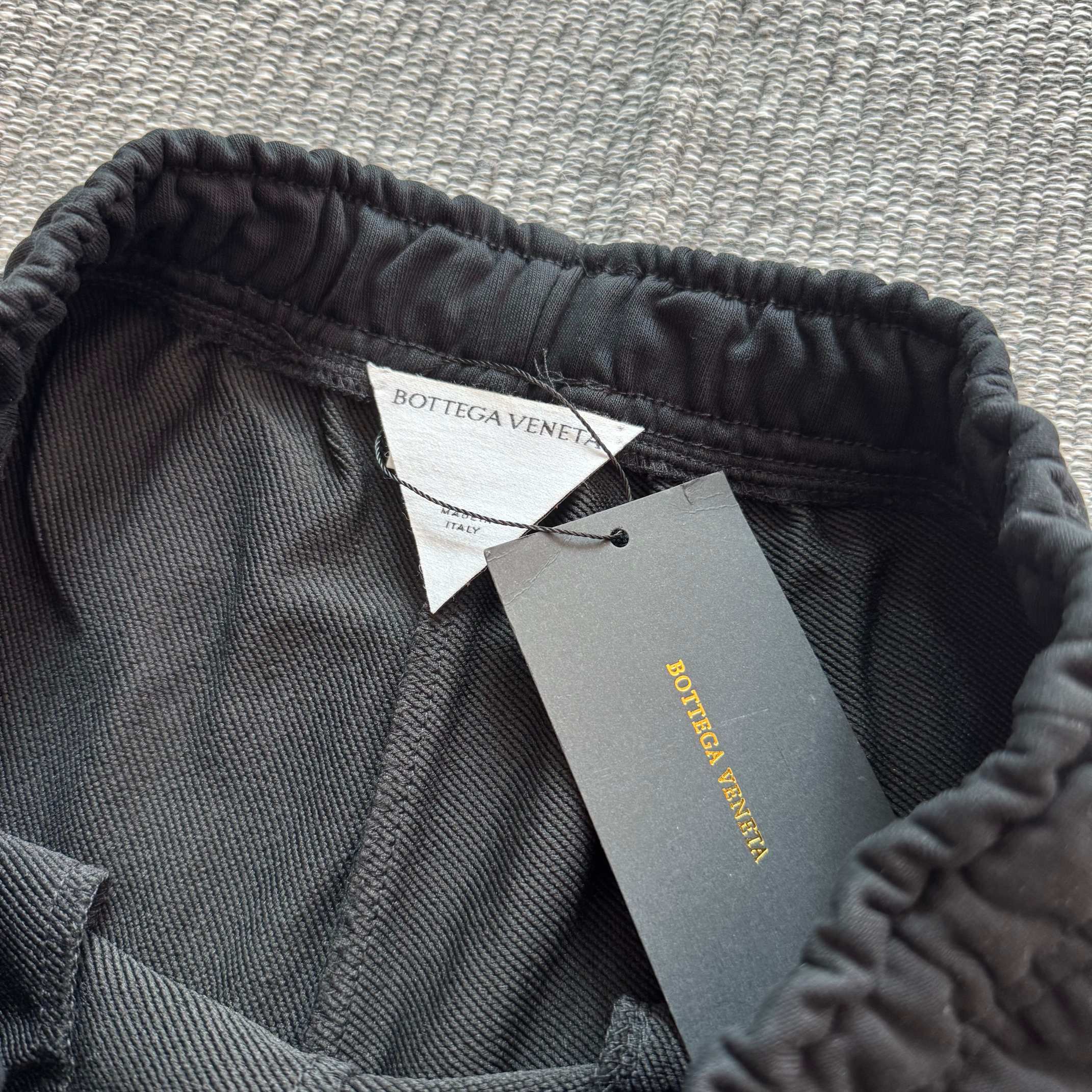 同图不同板,禁发平台版本,随意对比 💰220【BOTTEGA VENETA/BV葆蝶家皮标毛圈卫裤】
定制主标 辅料 水洗齐全
原单品质必入款 一年四季可穿 甄选380克双股毛圈面料 柔软舒适 质感厚实 松紧腰加抽绳可调节腰围
极简的设计风格 轻松凹造型 显瘦显高男女均可完美驾驭 全身走线品控无线头
color:黑色/灰色 size:S.M.L.XL.2XL
S 腰围64 臀围98 裤长93
M 腰围66 臀围102 裤长95
L 腰围70 臀围106 裤长97
XL 腰围74 臀围110 裤长99
2XL 腰围78 臀围114 裤长101
(该数据为手工测量,可能存在1~3cm的误差)
