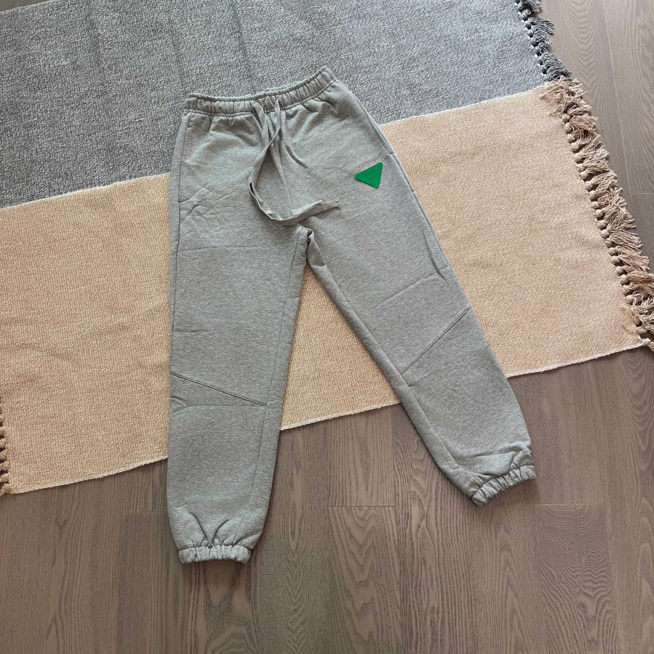 同图不同板,禁发平台版本,随意对比 💰220【BOTTEGA VENETA/BV葆蝶家皮标毛圈卫裤】
定制主标 辅料 水洗齐全
原单品质必入款 一年四季可穿 甄选380克双股毛圈面料 柔软舒适 质感厚实 松紧腰加抽绳可调节腰围
极简的设计风格 轻松凹造型 显瘦显高男女均可完美驾驭 全身走线品控无线头
color:黑色/灰色 size:S.M.L.XL.2XL
S 腰围64 臀围98 裤长93
M 腰围66 臀围102 裤长95
L 腰围70 臀围106 裤长97
XL 腰围74 臀围110 裤长99
2XL 腰围78 臀围114 裤长101
(该数据为手工测量,可能存在1~3cm的误差)