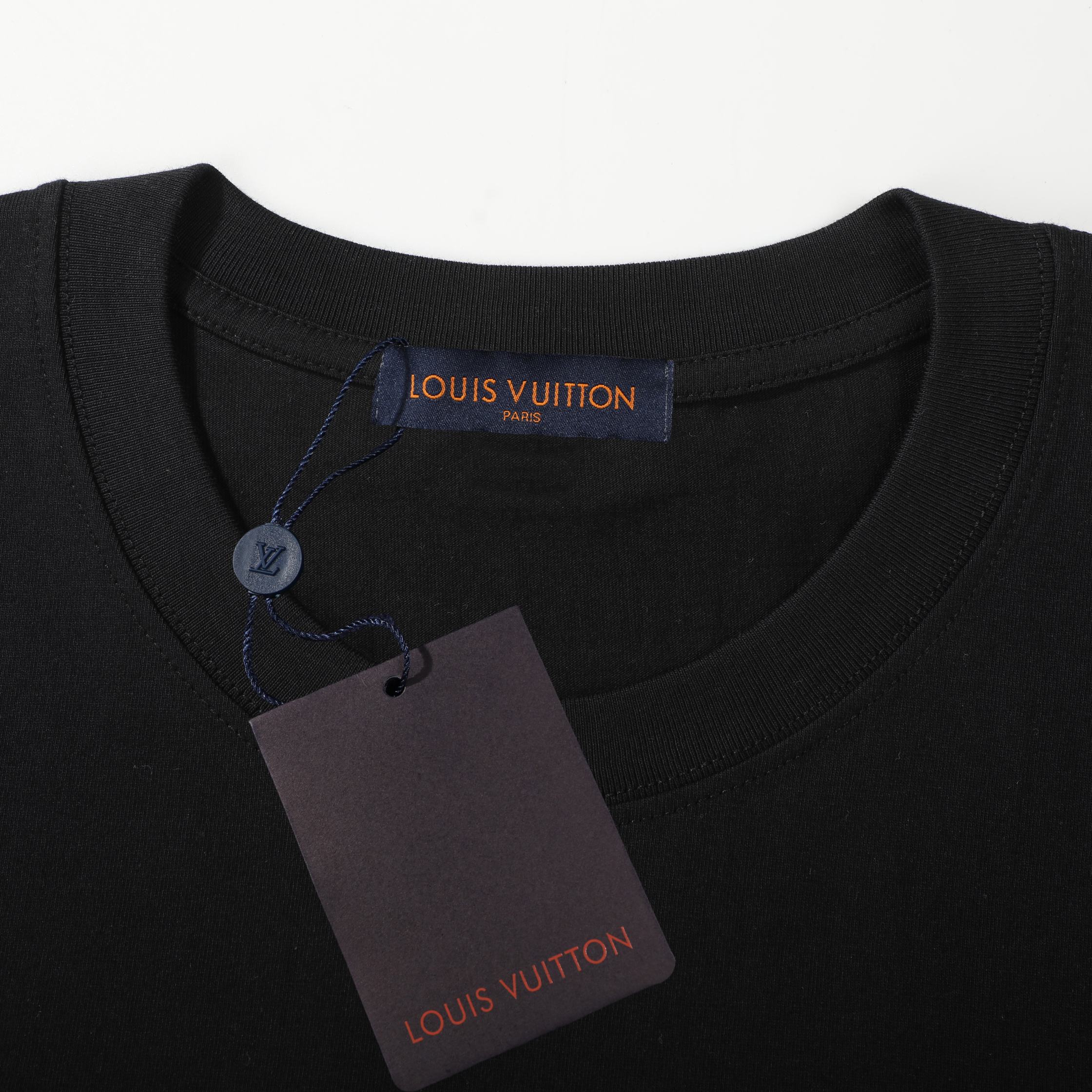 💰80
【LOUIS VUITTON/LV路易威登彩色徽标印花棉质短袖T恤】
定制主标 辅料 水洗齐全 高清细腻印花
甄选250克32支紧密纺双纱纯棉面料 质感厚实但是透气性良好 有一定厚度 水洗不掉落 整件衣服垂坠感非常好 落肩的版型不挑人 显瘦显高 男女均可完美驾驭
原版定织纯棉螺纹领口 自然贴合颈部 柔软舒适 洗涤不易变形 肩部双针走线 后领织带包边延伸到肩部加固
color:黑色/白色/浅灰
size:S.M.L.XL.2XL.3XL
S 肩宽48 胸围104 衣长64
M 肩宽50 胸围108 衣长66
L 肩宽52 胸围112 衣长68
XL 肩宽54 胸围116 衣长70
2XL肩宽56 胸围120 衣长72
3XL肩宽58 胸围124 衣长74
(该数据为手工测量,可能存在1~3cm的误差)
