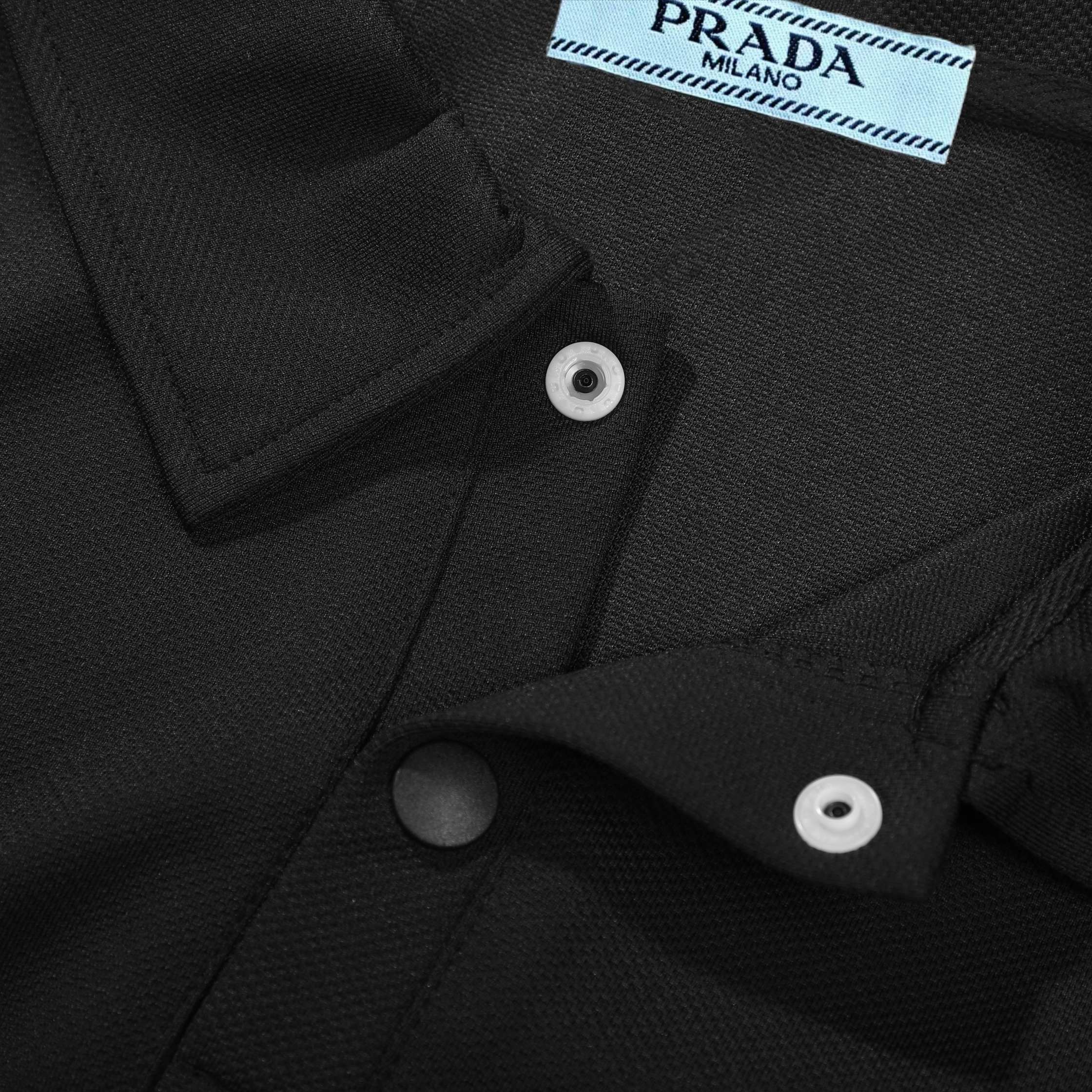💰150【PRADA普拉达经典款三角皮标翻领长袖卫衣】

定制主标 水洗齐全 真皮级别品牌皮标
甄选高品质面料 柔软舒适 洗涤不易变形 前面插袋设计 极简的设计风格 轻松凹造型

color：黑色
size：M.L.XL.2XL.3XL.4XL

M 肩宽48 胸围104 衣长64
L 肩宽50 胸围108 衣长65
XL  肩宽52 胸围112 衣长67
2XL 肩宽54 胸围116 衣长69
3XL肩宽56 胸围119 衣长71
4XL肩宽58 胸围122 衣长73
（该数据为手工测量，可能存在1～3cm的误差）