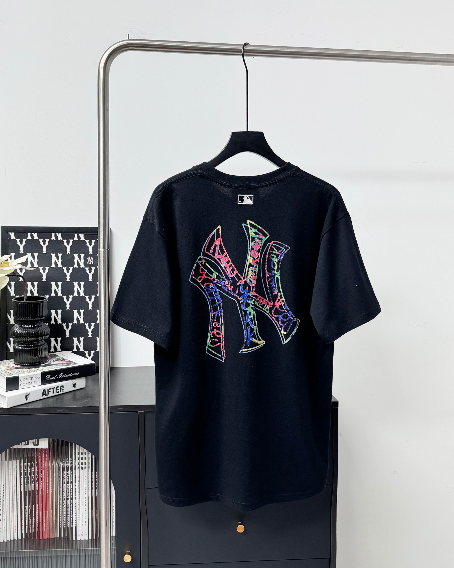 💰 75
 25新款MLB情侣卫衣男女NY涂鸦印花圆领T桖
100%区别市面的顶级品质 不偷工减料 
原厂辅料三标齐全，面料为客供32支双纱高密度有机纯棉面料，亲肤舒适，吸汗透气效果极佳，质感手感超级好。
胸前以及后背logo进口数码机器3D立体胶印工艺 不开裂不脱胶
颜色：黑色     白色
尺码：m-3xl
          M      L      XL    xxl    3xl
衣长  68     70    73     75     77
胸围104   108  112  116   120
肩宽  52     54     56    58     60
袖长  18     19      20    21    22