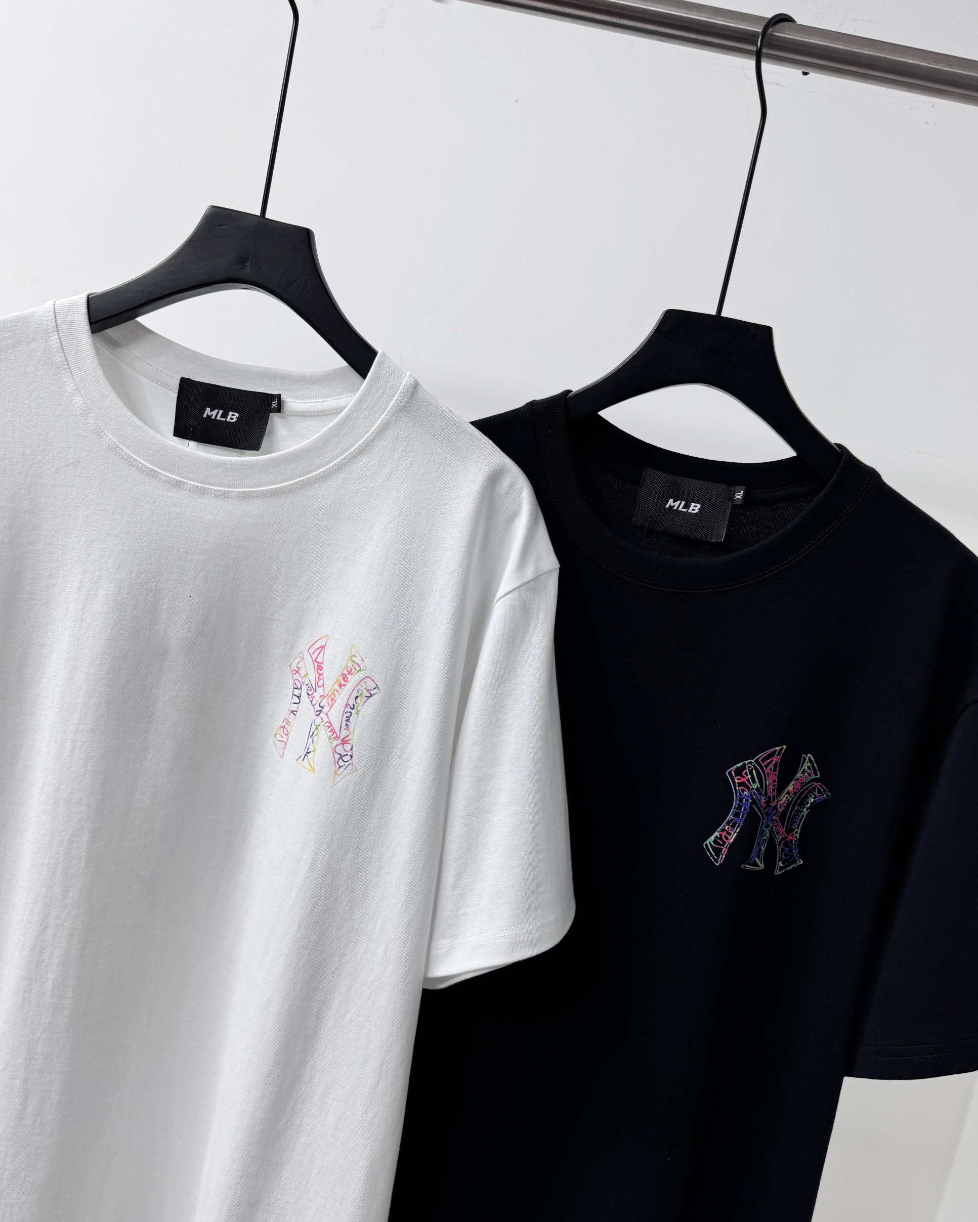 💰 75
 25新款MLB情侣卫衣男女NY涂鸦印花圆领T桖
100%区别市面的顶级品质 不偷工减料 
原厂辅料三标齐全，面料为客供32支双纱高密度有机纯棉面料，亲肤舒适，吸汗透气效果极佳，质感手感超级好。
胸前以及后背logo进口数码机器3D立体胶印工艺 不开裂不脱胶
颜色：黑色     白色
尺码：m-3xl
          M      L      XL    xxl    3xl
衣长  68     70    73     75     77
胸围104   108  112  116   120
肩宽  52     54     56    58     60
袖长  18     19      20    21    22