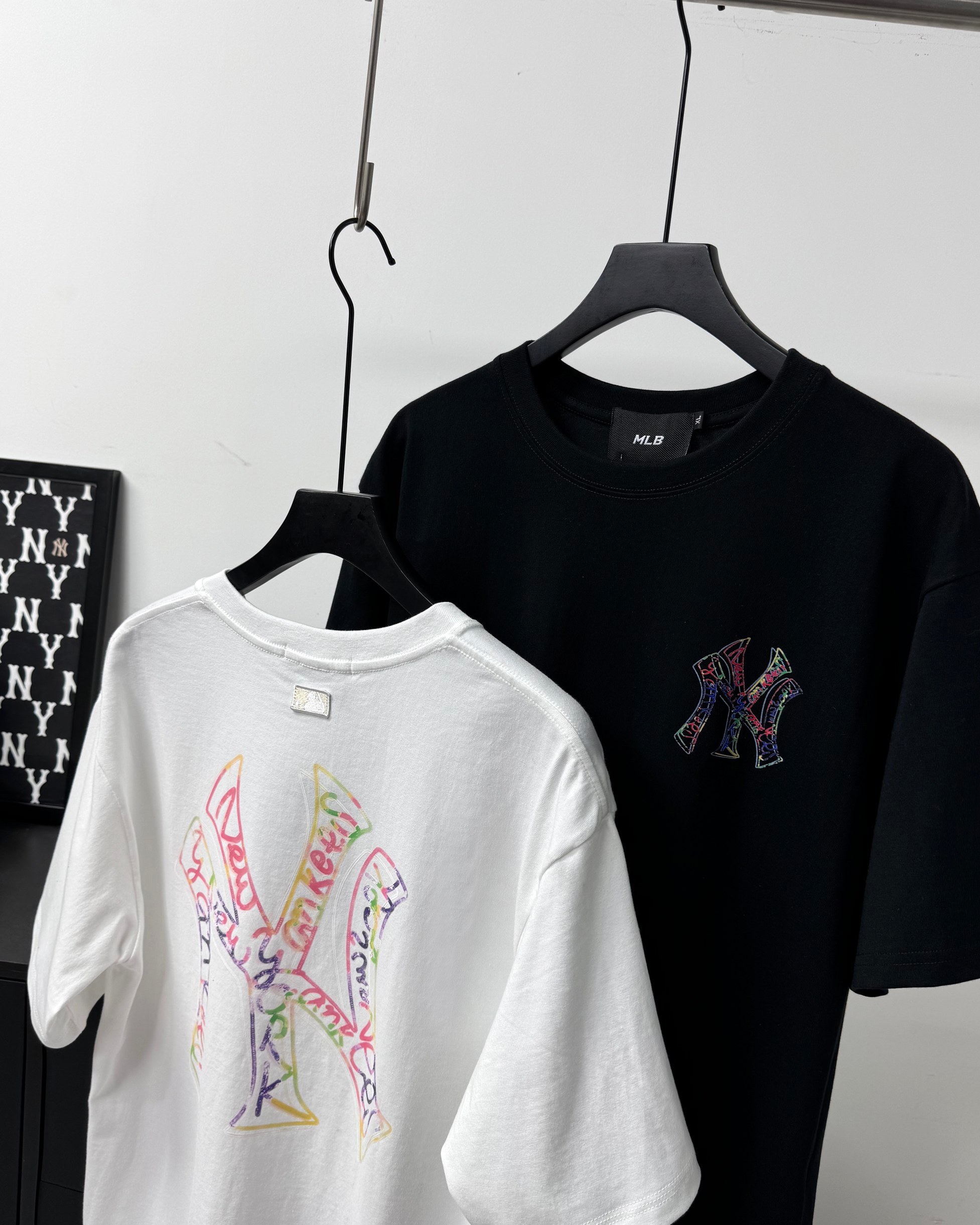 💰 75
 25新款MLB情侣卫衣男女NY涂鸦印花圆领T桖
100%区别市面的顶级品质 不偷工减料 
原厂辅料三标齐全，面料为客供32支双纱高密度有机纯棉面料，亲肤舒适，吸汗透气效果极佳，质感手感超级好。
胸前以及后背logo进口数码机器3D立体胶印工艺 不开裂不脱胶
颜色：黑色     白色
尺码：m-3xl
          M      L      XL    xxl    3xl
衣长  68     70    73     75     77
胸围104   108  112  116   120
肩宽  52     54     56    58     60
袖长  18     19      20    21    22