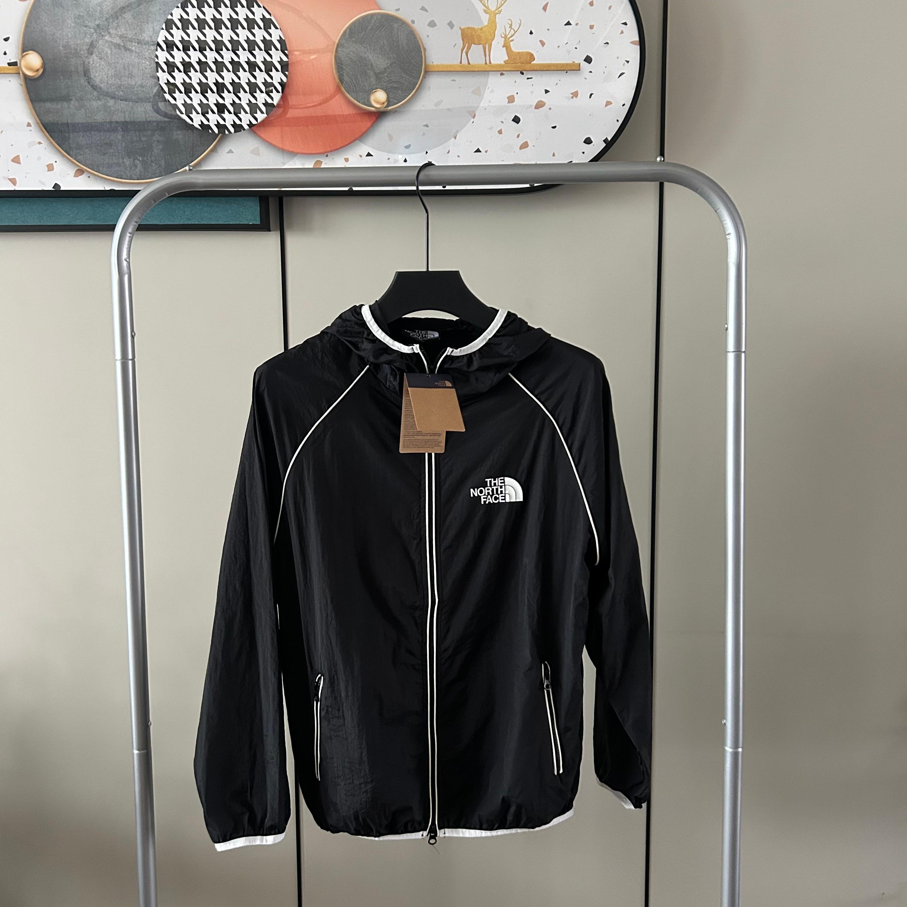 🛒购物价： 💰170
本面三色连帽防晒衣外套
码数也做的足够大，上身舒服又日常～
男女同款 的一款防晒衣~
面料是轻薄锦纶 天气热穿它透气不闷热，
自重轻盈 上身没有任何负担！
UPF115+ GAO效防晒，两侧拉链口袋，透气性好！
搭配各种牛仔裤休闲都能百搭！
颜色:黑色   丘褐色    云霜白
尺码：M-3xl
      衣长     胸围      肩至袖口
m   68         116         75
L    70         120          77
XL  72         124         79
xxl  74         128         81
3xl   76        132        83









