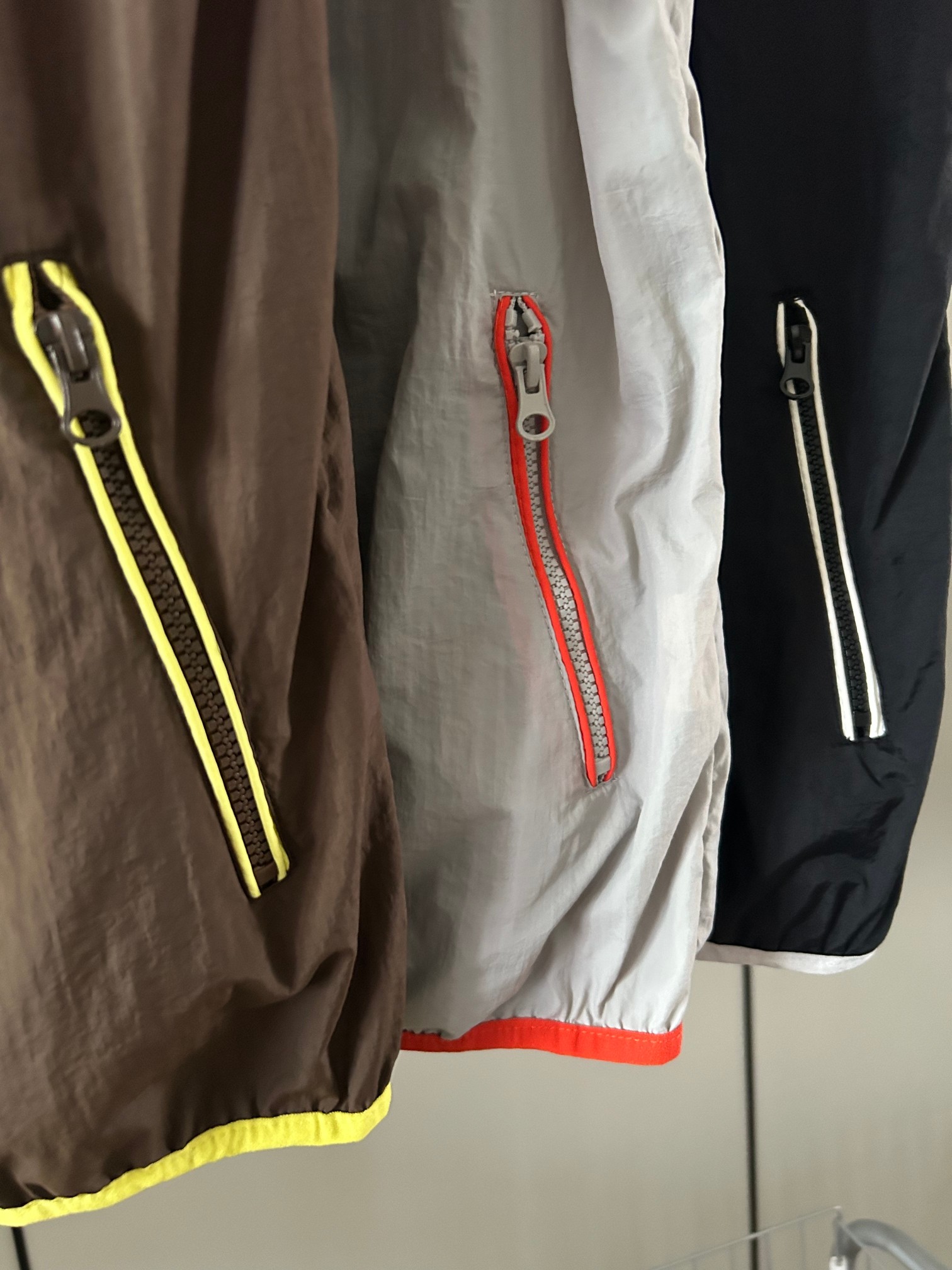 🛒购物价： 💰170
本面三色连帽防晒衣外套
码数也做的足够大，上身舒服又日常～
男女同款 的一款防晒衣~
面料是轻薄锦纶 天气热穿它透气不闷热，
自重轻盈 上身没有任何负担！
UPF115+ GAO效防晒，两侧拉链口袋，透气性好！
搭配各种牛仔裤休闲都能百搭！
颜色:黑色   丘褐色    云霜白
尺码：M-3xl
      衣长     胸围      肩至袖口
m   68         116         75
L    70         120          77
XL  72         124         79
xxl  74         128         81
3xl   76        132        83









