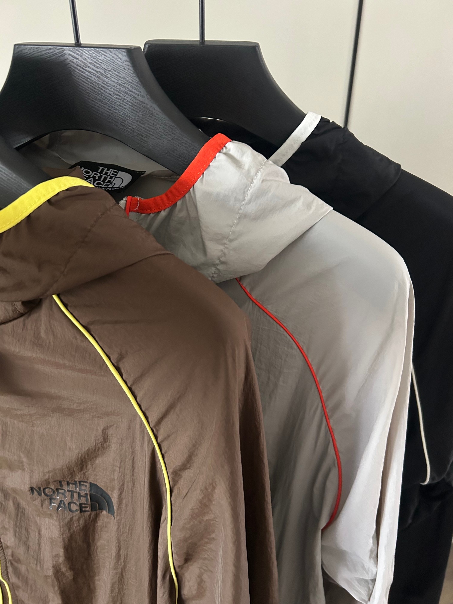 🛒购物价： 💰170
本面三色连帽防晒衣外套
码数也做的足够大，上身舒服又日常～
男女同款 的一款防晒衣~
面料是轻薄锦纶 天气热穿它透气不闷热，
自重轻盈 上身没有任何负担！
UPF115+ GAO效防晒，两侧拉链口袋，透气性好！
搭配各种牛仔裤休闲都能百搭！
颜色:黑色   丘褐色    云霜白
尺码：M-3xl
      衣长     胸围      肩至袖口
m   68         116         75
L    70         120          77
XL  72         124         79
xxl  74         128         81
3xl   76        132        83









