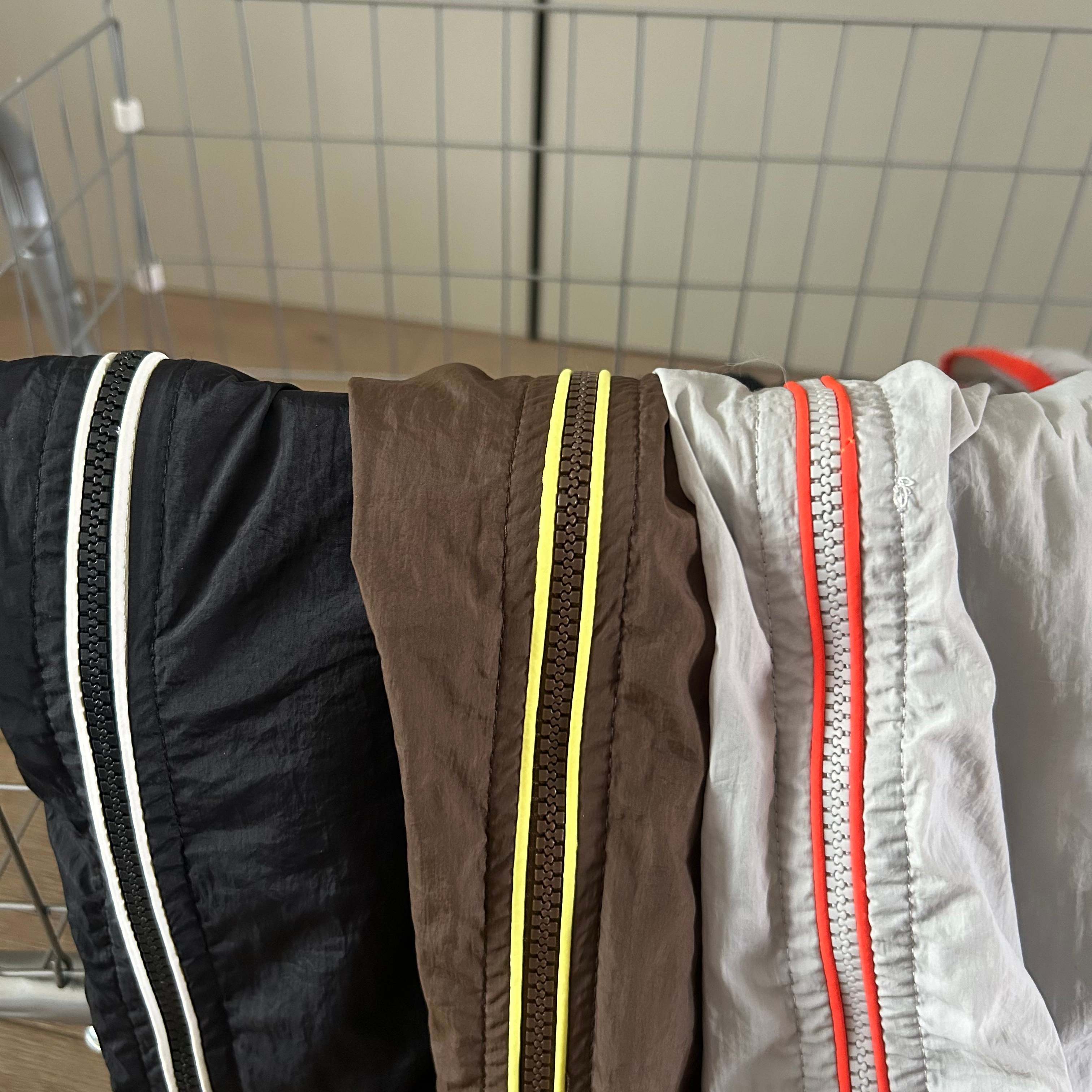🛒购物价： 💰170
本面三色连帽防晒衣外套
码数也做的足够大，上身舒服又日常～
男女同款 的一款防晒衣~
面料是轻薄锦纶 天气热穿它透气不闷热，
自重轻盈 上身没有任何负担！
UPF115+ GAO效防晒，两侧拉链口袋，透气性好！
搭配各种牛仔裤休闲都能百搭！
颜色:黑色   丘褐色    云霜白
尺码：M-3xl
      衣长     胸围      肩至袖口
m   68         116         75
L    70         120          77
XL  72         124         79
xxl  74         128         81
3xl   76        132        83









