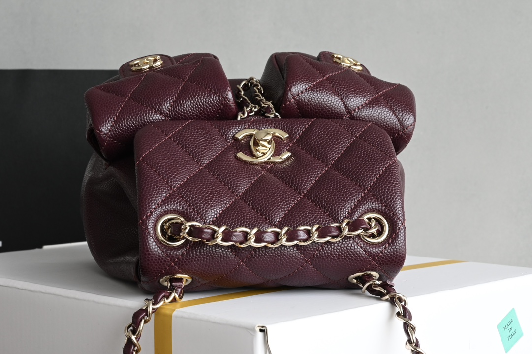 白金版▪️正品级 包装如图𝗖𝗵𝗮𝗻𝗲𝟭 𝟐𝟒𝐀 全新升级版🍀双口袋复古背包 酒红色♥ 小号专柜售价𝗋𝗆𝖻