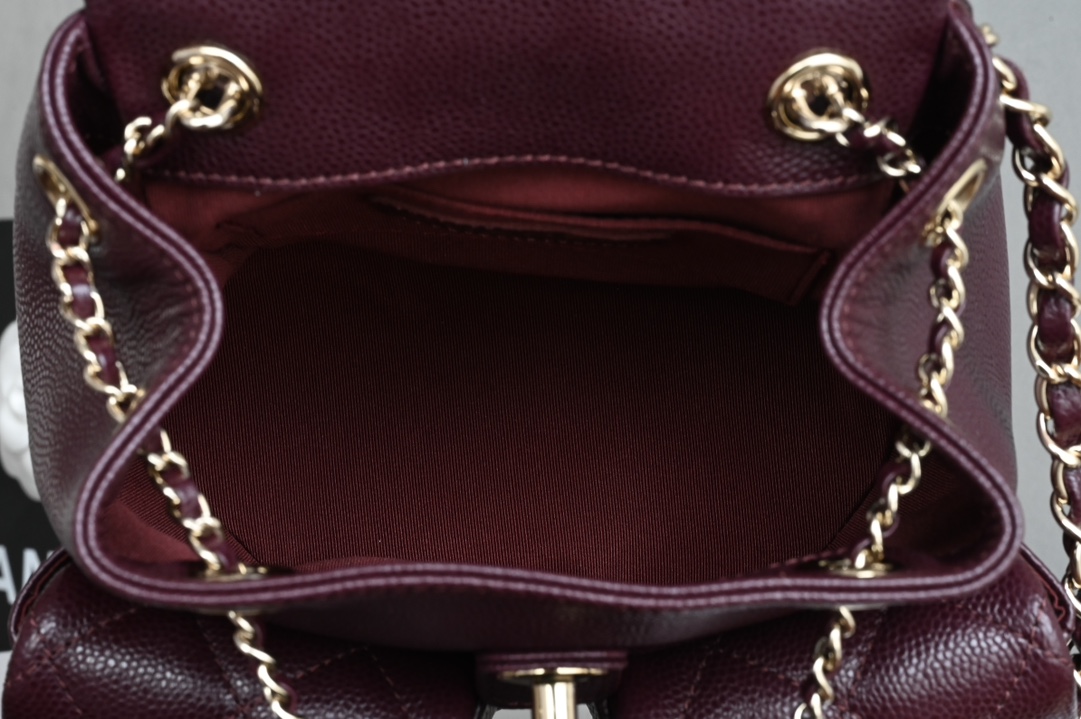 白金版▪️正品级 包装如图𝗖𝗵𝗮𝗻𝗲𝟭 𝟐𝟒𝐀 全新升级版🍀双口袋复古背包 酒红色♥ 小号专柜售价𝗋𝗆𝖻