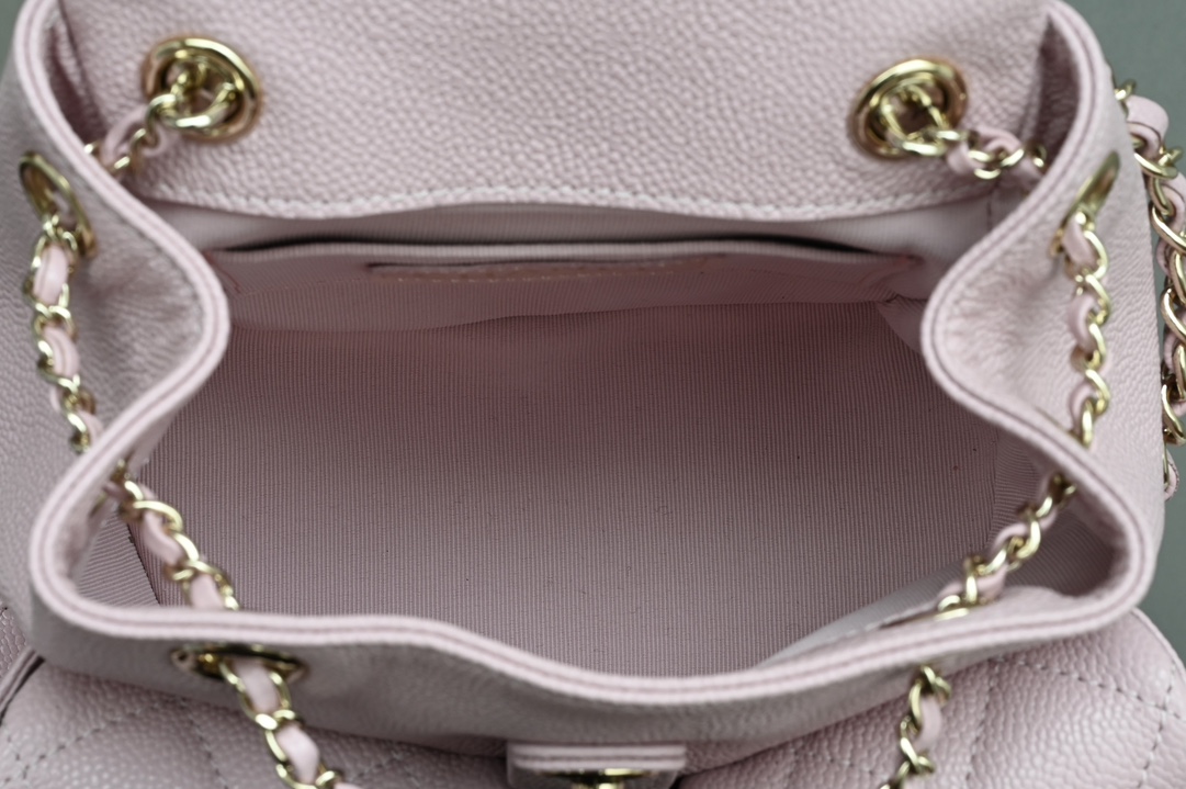 白金版▪️正品级 包装如图𝗖𝗵𝗮𝗻𝗲𝟭 𝟐𝟒𝐀 全新升级版🍀双口袋复古背包 浅粉色♥ 小号专柜售价𝗋𝗆𝖻