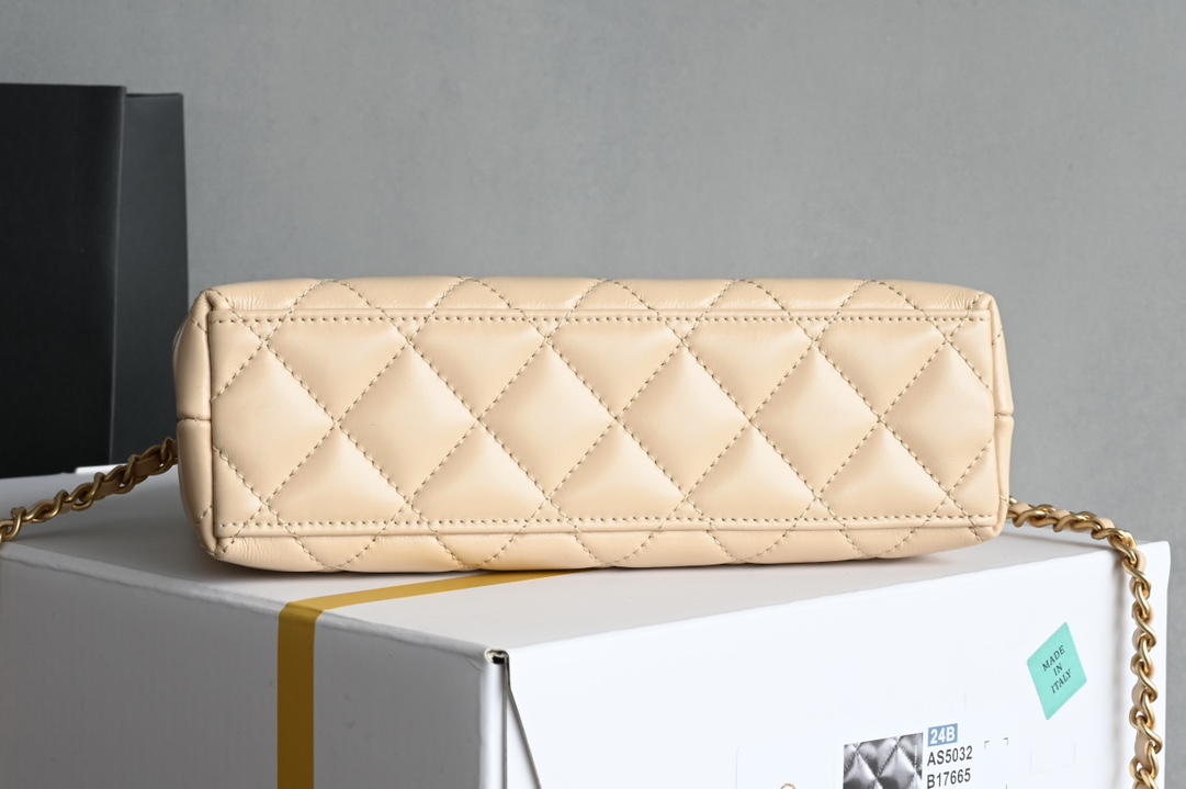 白金版▪️正品级 包装如图新品到货🆕𝗖𝗵𝗮𝗻𝗲𝟭 𝟐𝟓𝐂新色𝗞𝗲𝗹𝗹𝘆 手提链条包大号 杏色专柜售价𝟥𝟧