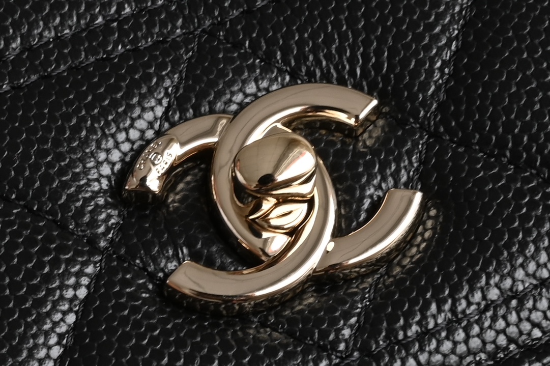 白金版▪️正品级 包装如图全新到货🆕𝗖𝗵𝗮𝗻𝗲𝟭 𝟮𝟱𝗖早春手提邮差背包 黑色♥ 专柜售价𝟥𝟦𝟨𝟢𝟢𝗋𝗆