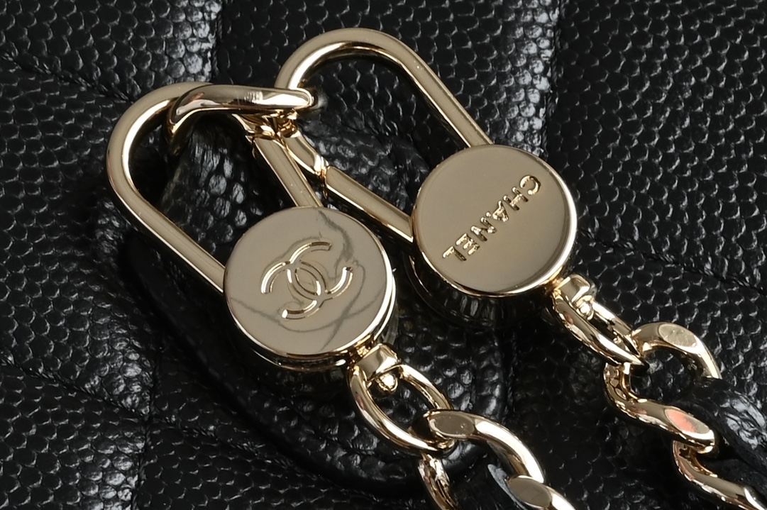 白金版▪️正品级 包装如图全新到货🆕𝗖𝗵𝗮𝗻𝗲𝟭 𝟮𝟱𝗖早春手提邮差背包 黑色♥ 专柜售价𝟥𝟦𝟨𝟢𝟢𝗋𝗆