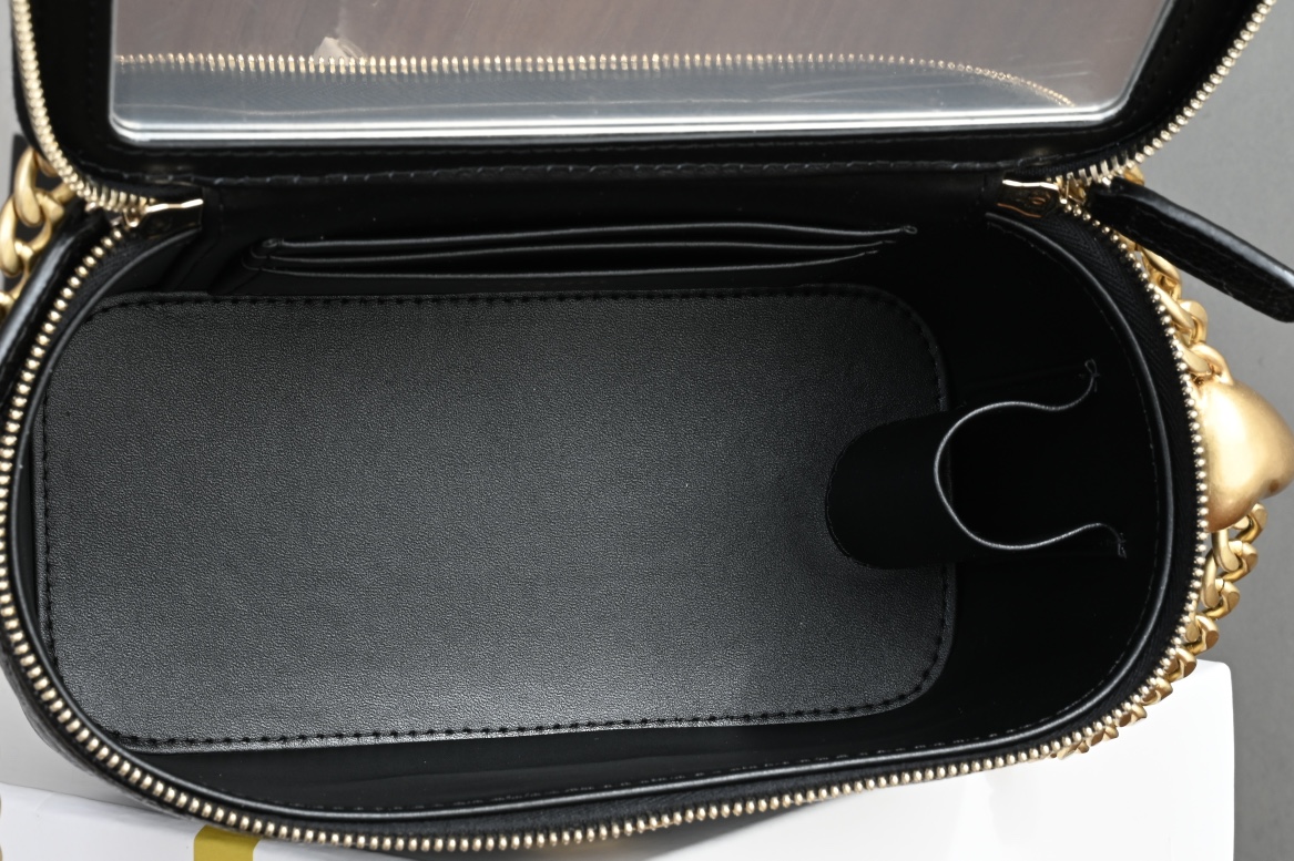 白金版▪️正品级 包装如图全新发售‼️𝗖𝗵𝗮𝗻𝗲𝟭 𝟮𝟯𝗣系列🍀爱心调节扣口红盒子包 黑色 专柜售价𝟥𝟤