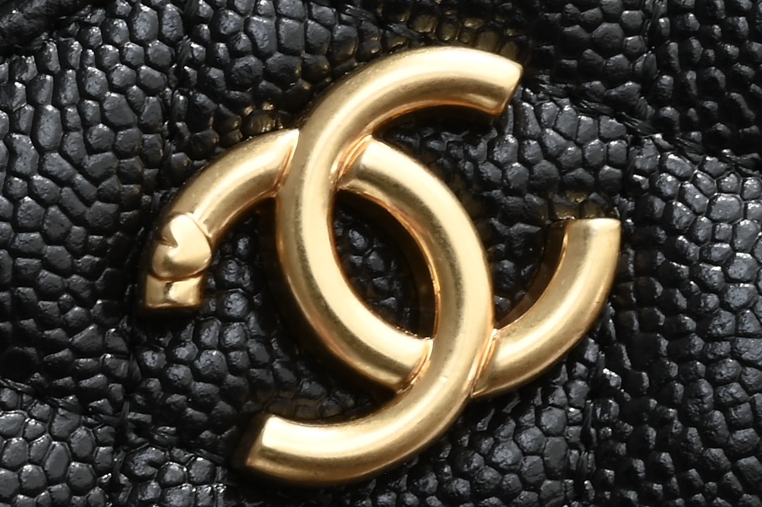 白金版▪️正品级 包装如图全新发售‼️𝗖𝗵𝗮𝗻𝗲𝟭 𝟮𝟯𝗣系列🍀爱心调节扣口红盒子包 黑色 专柜售价𝟥𝟤