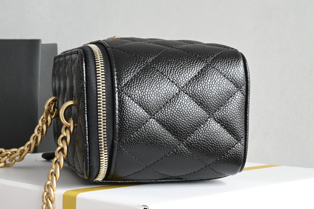 白金版▪️正品级 包装如图全新发售‼️𝗖𝗵𝗮𝗻𝗲𝟭 𝟮𝟯𝗣系列🍀爱心调节扣口红盒子包 黑色 专柜售价𝟥𝟤