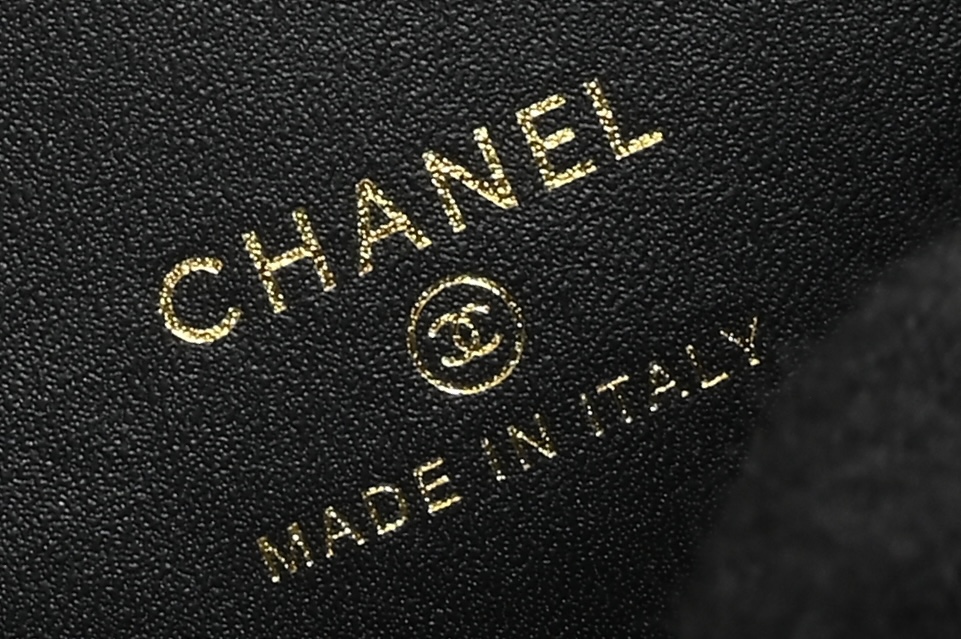 白金版▪️正品级 包装如图全新发售‼️𝗖𝗵𝗮𝗻𝗲𝟭 𝟮𝟯𝗣系列🍀爱心调节扣口红盒子包 黑色 专柜售价𝟥𝟤