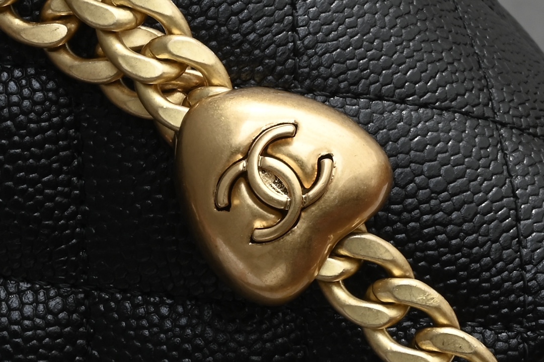 白金版▪️正品级 包装如图全新发售‼️𝗖𝗵𝗮𝗻𝗲𝟭 𝟮𝟯𝗣系列🍀爱心调节扣口红盒子包 黑色 专柜售价𝟥𝟤