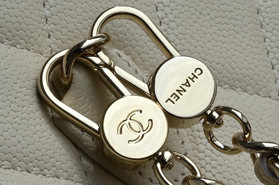 白金版▪️正品级 包装如图全新到货🆕𝗖𝗵𝗮𝗻𝗲𝟭 𝟮𝟱𝗖早春手提邮差背包 浅杏色专柜售价𝟥𝟦𝟨𝟢𝟢𝗋𝗆𝖻