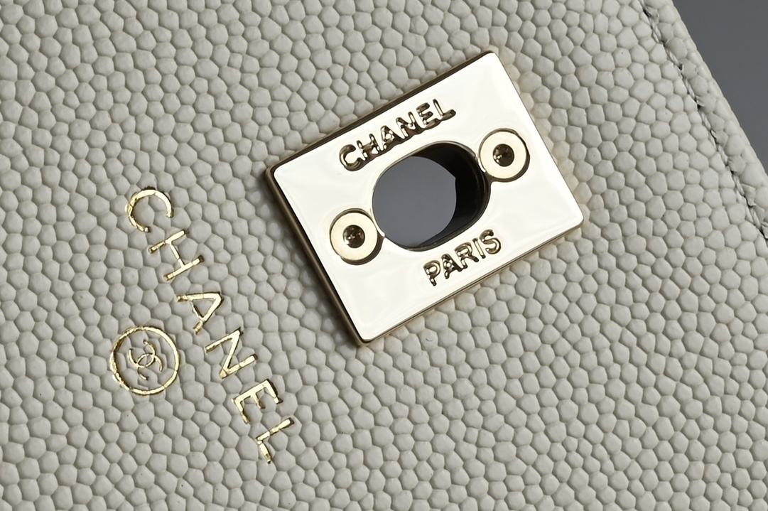 白金版▪️正品级 包装如图全新到货🆕𝗖𝗵𝗮𝗻𝗲𝟭 𝟮𝟱𝗖早春手提邮差背包 浅杏色专柜售价𝟥𝟦𝟨𝟢𝟢𝗋𝗆𝖻