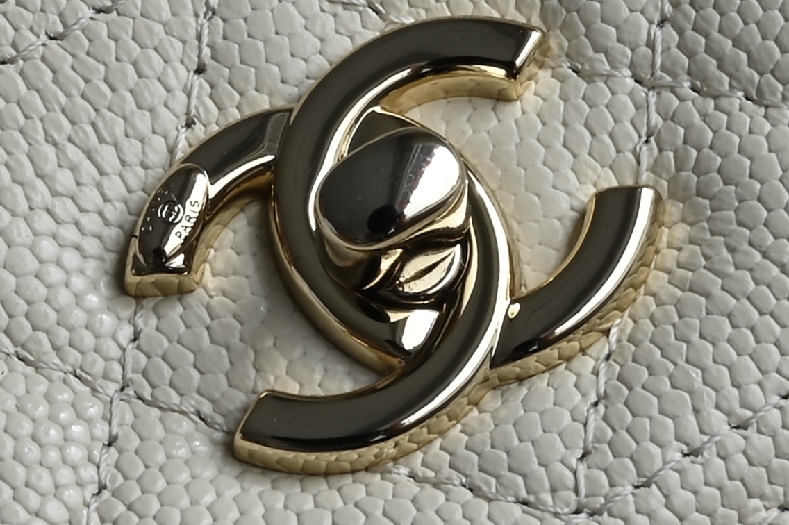 白金版▪️正品级 包装如图全新到货🆕𝗖𝗵𝗮𝗻𝗲𝟭 𝟮𝟱𝗖早春手提邮差背包 浅杏色专柜售价𝟥𝟦𝟨𝟢𝟢𝗋𝗆𝖻