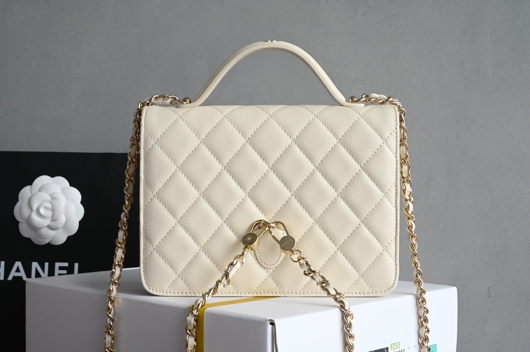 白金版▪️正品级 包装如图全新到货🆕𝗖𝗵𝗮𝗻𝗲𝟭 𝟮𝟱𝗖早春手提邮差背包 浅杏色专柜售价𝟥𝟦𝟨𝟢𝟢𝗋𝗆𝖻