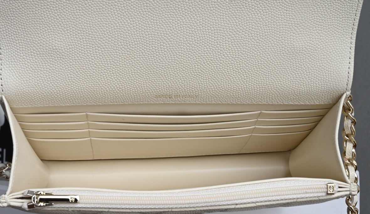 白金版▪️正品级 包装如图全新到货🆕𝗖𝗵𝗮𝗻𝗲𝟭 𝟮𝟱𝗖早春手提邮差背包 浅杏色专柜售价𝟥𝟦𝟨𝟢𝟢𝗋𝗆𝖻