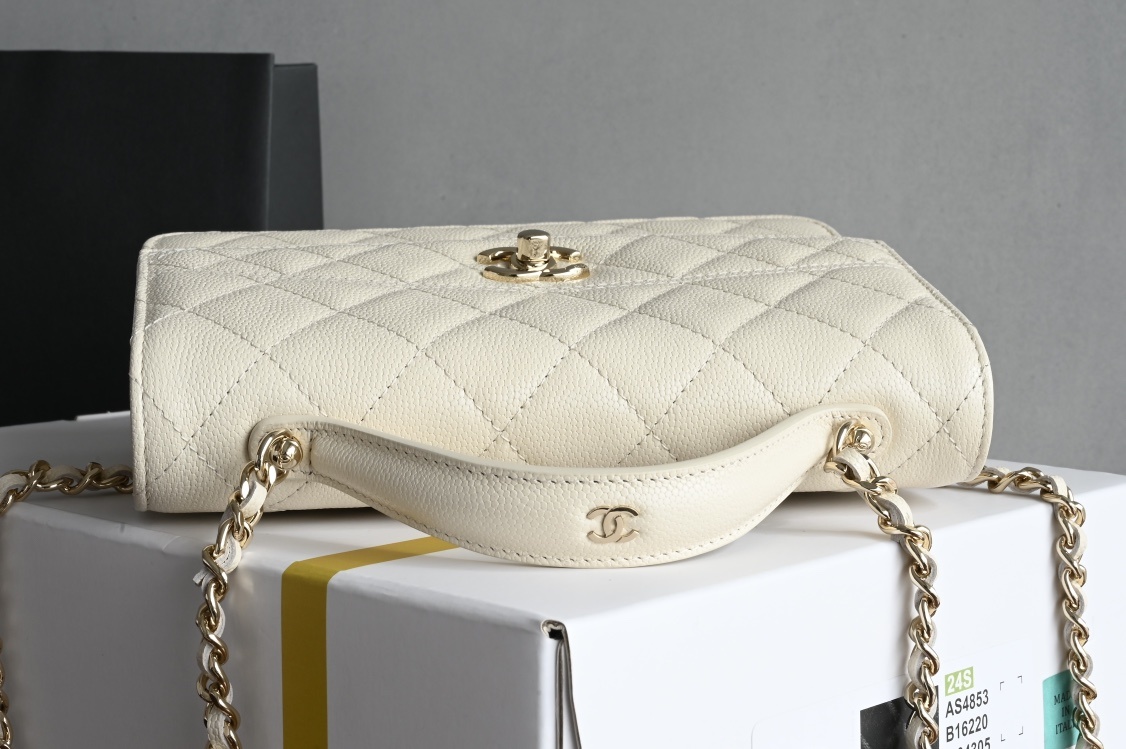 白金版▪️正品级 包装如图全新到货🆕𝗖𝗵𝗮𝗻𝗲𝟭 𝟮𝟱𝗖早春手提邮差背包 浅杏色专柜售价𝟥𝟦𝟨𝟢𝟢𝗋𝗆𝖻