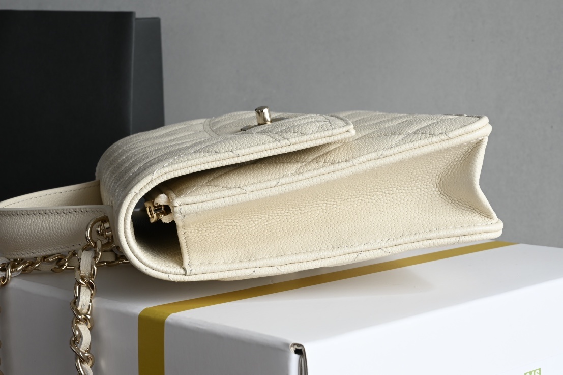 白金版▪️正品级 包装如图全新到货🆕𝗖𝗵𝗮𝗻𝗲𝟭 𝟮𝟱𝗖早春手提邮差背包 浅杏色专柜售价𝟥𝟦𝟨𝟢𝟢𝗋𝗆𝖻