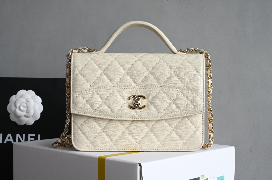 白金版▪️正品级 包装如图全新到货🆕𝗖𝗵𝗮𝗻𝗲𝟭 𝟮𝟱𝗖早春手提邮差背包 浅杏色专柜售价𝟥𝟦𝟨𝟢𝟢𝗋𝗆𝖻