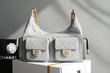 Chanel Sacs À Bandoulière & À Épaule Gris clair Or blanc Blanc Cuir de veau vache Vintage 1 Chanel Sacs À Bandoulière & À Épaule Gris clair Or blanc Blanc Cuir de veau vache Vintage