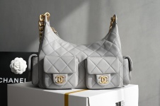 Chanel Sacs À Bandoulière & À Épaule Gris clair Or blanc Blanc Cuir de veau vache Vintage 1 Chanel Sacs À Bandoulière & À Épaule Gris clair Or blanc Blanc Cuir de veau vache Vintage