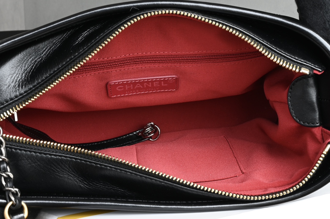 白金版▪️正品级 包装如图ℂℋᎯℕℰℒ 𝑔𝑎𝑏𝑟𝑖𝑒𝑙𝑙𝑒 ℎ𝑜𝑏𝑜𝑏𝑎𝑔❥流浪包新中号 黑色菱格纹▫️