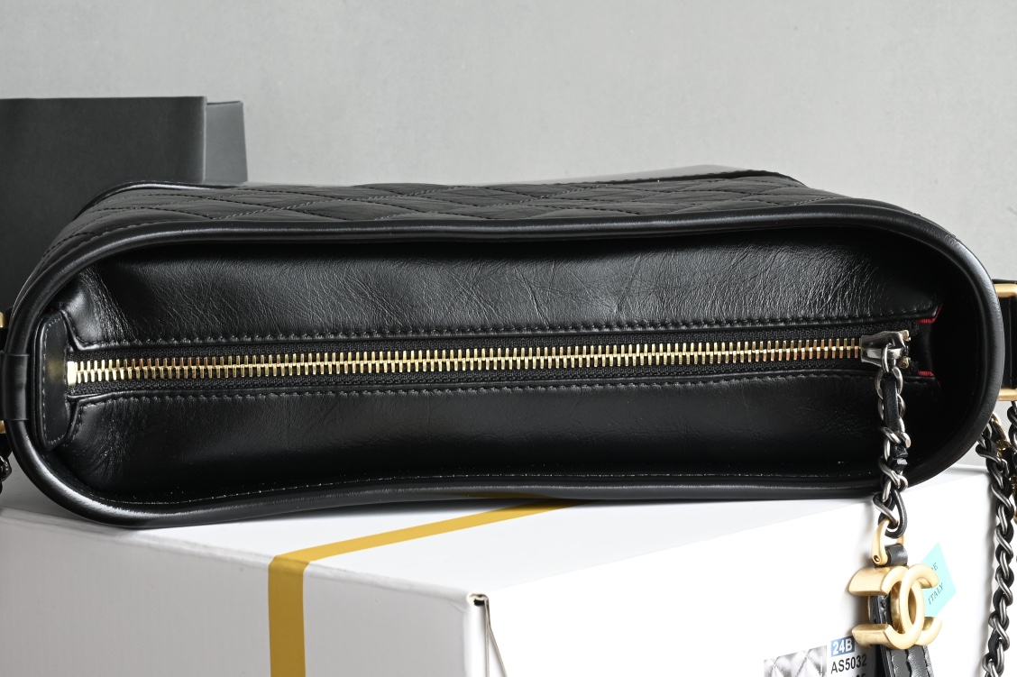 白金版▪️正品级 包装如图ℂℋᎯℕℰℒ 𝑔𝑎𝑏𝑟𝑖𝑒𝑙𝑙𝑒 ℎ𝑜𝑏𝑜𝑏𝑎𝑔❥流浪包新中号 黑色菱格纹▫️