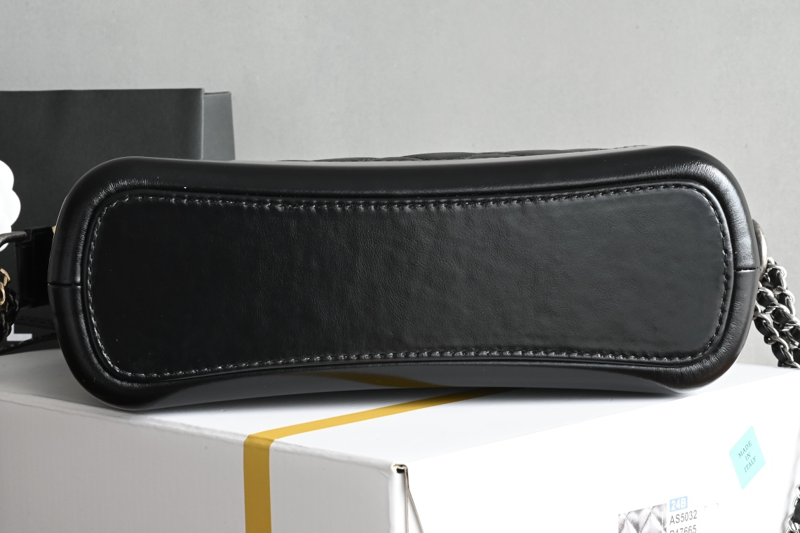 白金版▪️正品级 包装如图ℂℋᎯℕℰℒ 𝑔𝑎𝑏𝑟𝑖𝑒𝑙𝑙𝑒 ℎ𝑜𝑏𝑜𝑏𝑎𝑔❥流浪包新中号 黑色菱格纹▫️