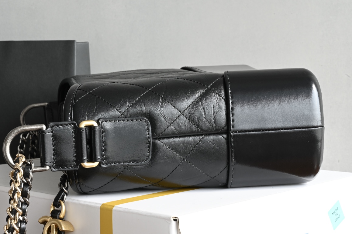 白金版▪️正品级 包装如图ℂℋᎯℕℰℒ 𝑔𝑎𝑏𝑟𝑖𝑒𝑙𝑙𝑒 ℎ𝑜𝑏𝑜𝑏𝑎𝑔❥流浪包新中号 黑色菱格纹▫️