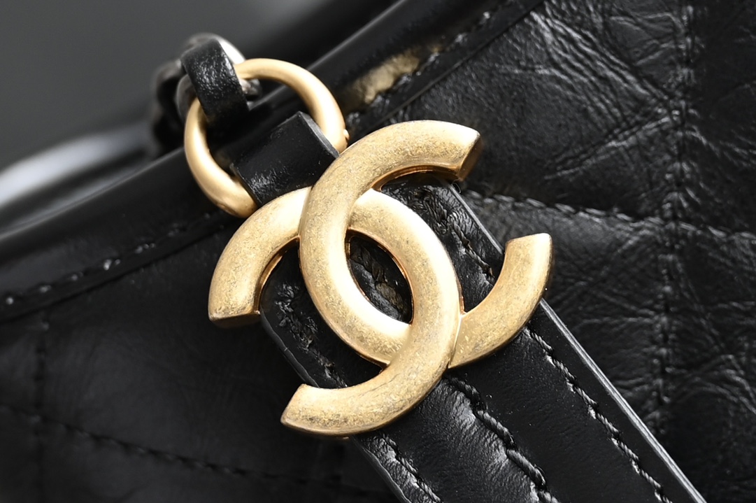 白金版▪️正品级 包装如图ℂℋᎯℕℰℒ 𝑔𝑎𝑏𝑟𝑖𝑒𝑙𝑙𝑒 ℎ𝑜𝑏𝑜𝑏𝑎𝑔❥流浪包新中号 黑色菱格纹▫️