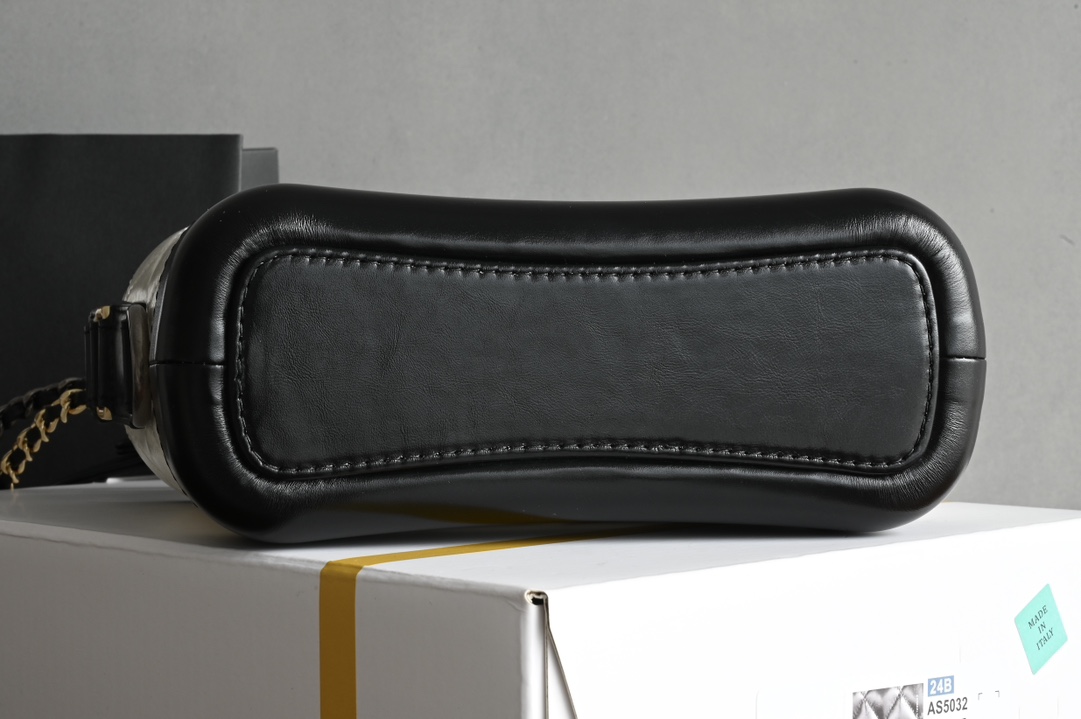 白金版▪️正品级 包装如图ℂℋᎯℕℰℒ 𝑔𝑎𝑏𝑟𝑖𝑒𝑙𝑙𝑒 ℎ𝑜𝑏𝑜𝑏𝑎𝑔流浪包❥从名字到代言阵容，流浪