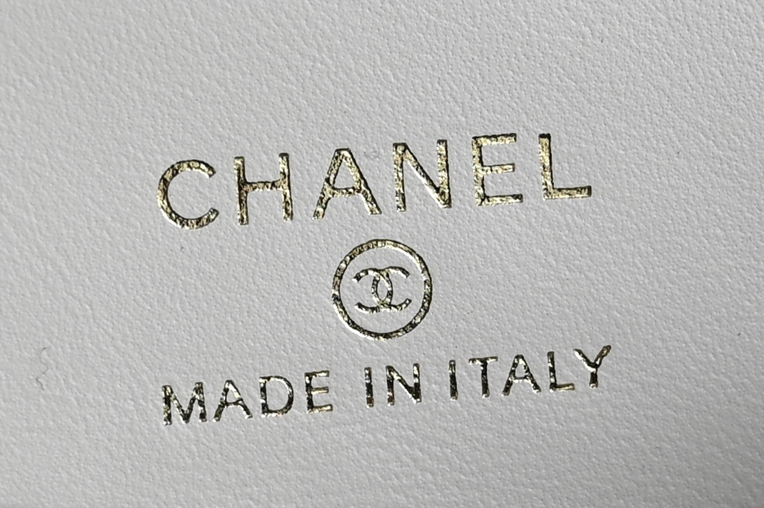 白金版▪️正品级 包装如图全新到货🆕𝗖𝗵𝗮𝗻𝗲𝟭 𝟮𝟱𝗖早春𝖫𝖯盒子手拿包 白色专柜售价𝟤𝟨𝟧𝟢𝟢𝗋𝗆𝖻