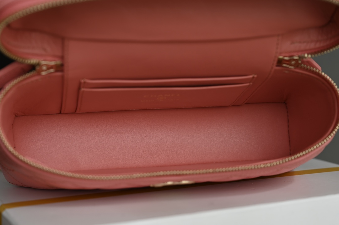 白金版▪️正品级 包装如图全新到货🆕𝗖𝗵𝗮𝗻𝗲𝟭 𝟮𝟱𝗖早春𝖫𝖯盒子手拿包 粉色专柜售价𝟤𝟨𝟧𝟢𝟢𝗋𝗆𝖻