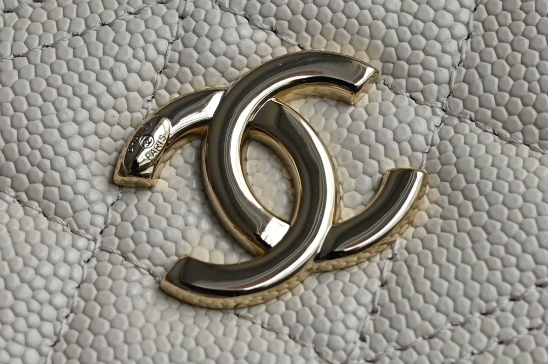 白金版▪️正品级 包装如图全新到货🆕𝗖𝗵𝗮𝗻𝗲𝟭 𝟮𝟱𝗖早春𝖫𝖯盒子手拿包 浅杏色专柜售价𝟤𝟨𝟧𝟢𝟢𝗋𝗆