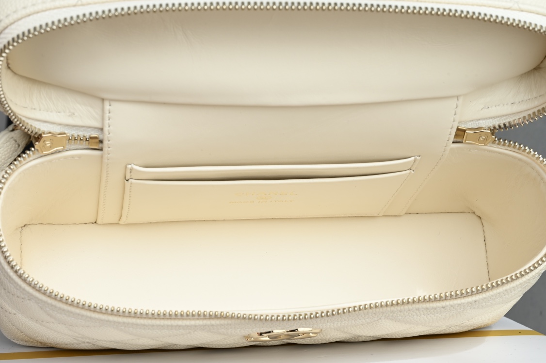 白金版▪️正品级 包装如图全新到货🆕𝗖𝗵𝗮𝗻𝗲𝟭 𝟮𝟱𝗖早春𝖫𝖯盒子手拿包 浅杏色专柜售价𝟤𝟨𝟧𝟢𝟢𝗋𝗆