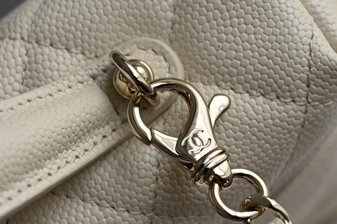 白金版▪️正品级 包装如图全新到货🆕𝗖𝗵𝗮𝗻𝗲𝟭 𝟮𝟱𝗖早春𝖫𝖯盒子手拿包 浅杏色专柜售价𝟤𝟨𝟧𝟢𝟢𝗋𝗆