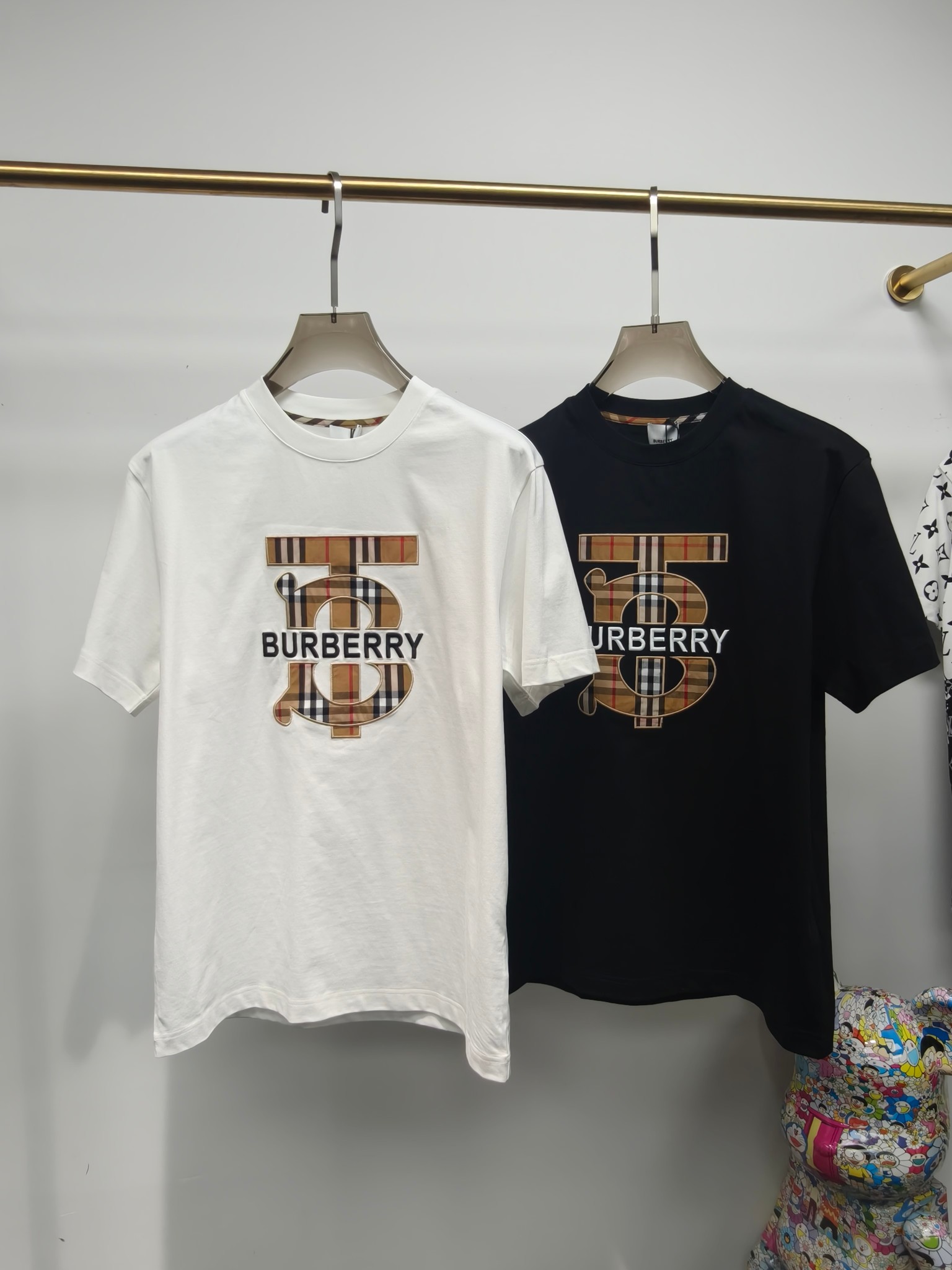 NO:142435,BBR2025 spring and summer new model first launch counter latest short-sleeved small micro wide round neck T-shirt, high-end customization, avant-garde and fashionable design!  Brand logo heavy craft design, high-end customized Xinjiang long velvet cotton fabric. It feels soft and comfortable to wear. The counter-level exquisite car line is fine. The workmanship is exquisite. The upper body effect is invincible and handsome!  A must-have item for handsome men!  Color black white S-XXL, T-shirt,tees,t-shirt,alexander wang19860909BBR2025春夏新款首发专柜最新款短袖小微阔圆领T恤 高端订制 设计前卫时尚！品牌logo重工艺设计 高端定制新疆长绒棉面料.手感柔软.穿着舒适.专柜级别精致车线.做工精细.上身效果无敌帅气！型男必备单品！ 颜色黑色 白色 码数S-XXL,,T-shirt,tees，t-shirt,alexander wang,Men's clothing