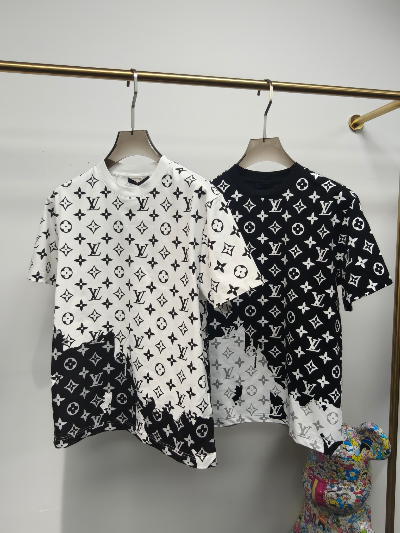 NO:142438,1V2025 spring and summer new style first launch counter latest short-sleeved small micro wide round neck T-shirt, high-end customization, avant-garde and fashionable design!  Brand logo heavy craft design, high-end customized Xinjiang long velvet cotton fabric. It feels soft and comfortable to wear. The counter-level exquisite car line is fine. The workmanship is exquisite. The upper body effect is invincible and handsome!  A must-have item for handsome men!  Color black white S-XXL, T-shirt,tees,t-shirt,alexander wang198609091V2025春夏新款首发专柜最新款短袖小微阔圆领T恤 高端订制 设计前卫时尚！品牌logo重工艺设计 高端定制新疆长绒棉面料.手感柔软.穿着舒适.专柜级别精致车线.做工精细.上身效果无敌帅气！型男必备单品！ 颜色黑色 白色 码数S-XXL,,T-shirt,tees，t-shirt,alexander wang,Men's clothing