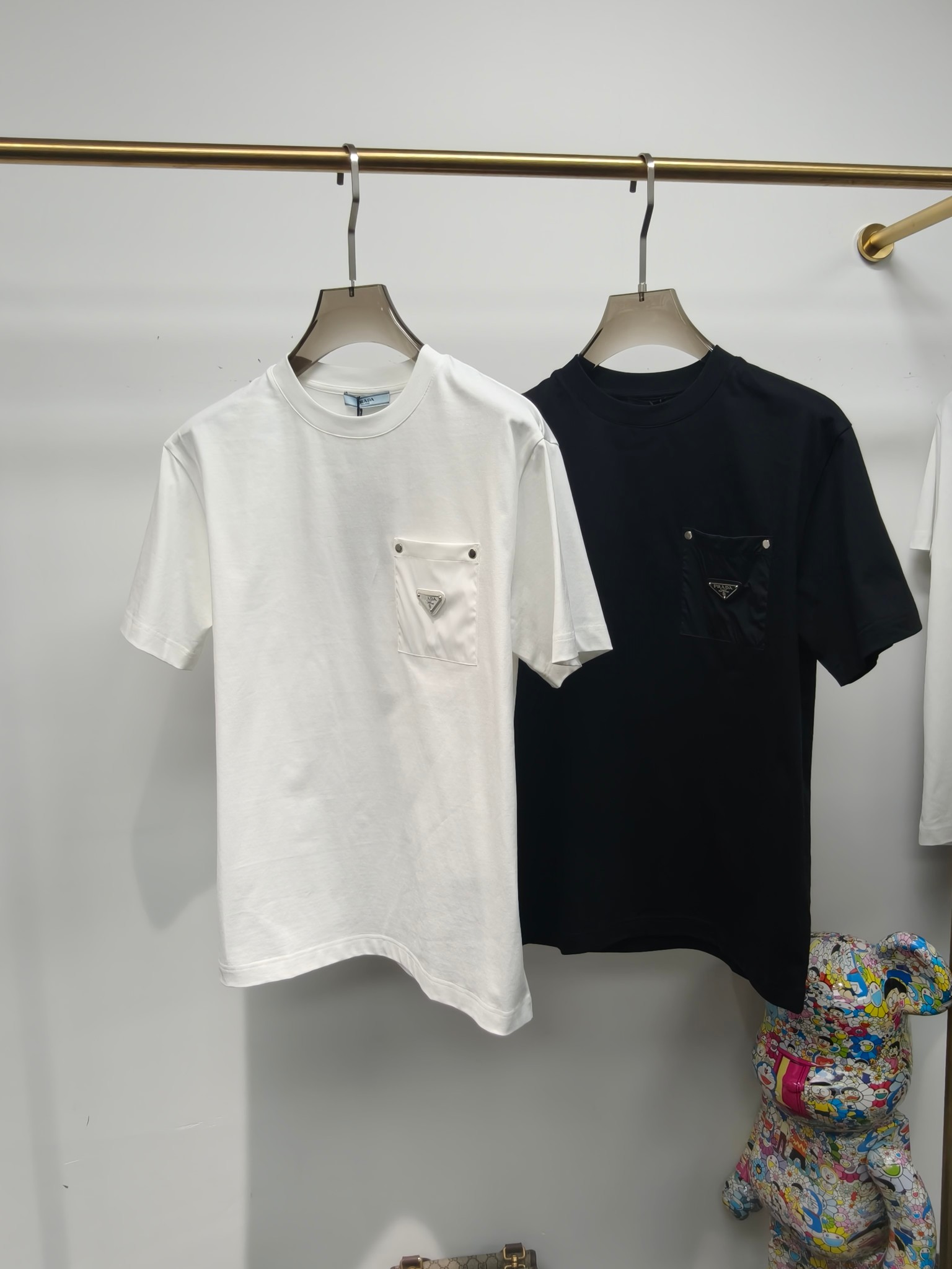 NO:142440,PR2025 spring and summer new style first-time counter latest short-sleeved small micro wide round neck T-shirt, high-end customization, avant-garde and fashionable design!  Brand logo heavy craft design, high-end customized Xinjiang long velvet cotton fabric. It feels soft and comfortable to wear. The counter-level exquisite car line is fine. The workmanship is exquisite. The upper body effect is invincible and handsome!  A must-have item for handsome men!  Color black white S-XXL, T-shirt,tees,t-shirt,alexander wang19860909PR2025春夏新款首发专柜最新款短袖小微阔圆领T恤 高端订制 设计前卫时尚！品牌logo重工艺设计 高端定制新疆长绒棉面料.手感柔软.穿着舒适.专柜级别精致车线.做工精细.上身效果无敌帅气！型男必备单品！ 颜色黑色 白色 码数S-XXL,,T-shirt,tees，t-shirt,alexander wang,Men's clothing