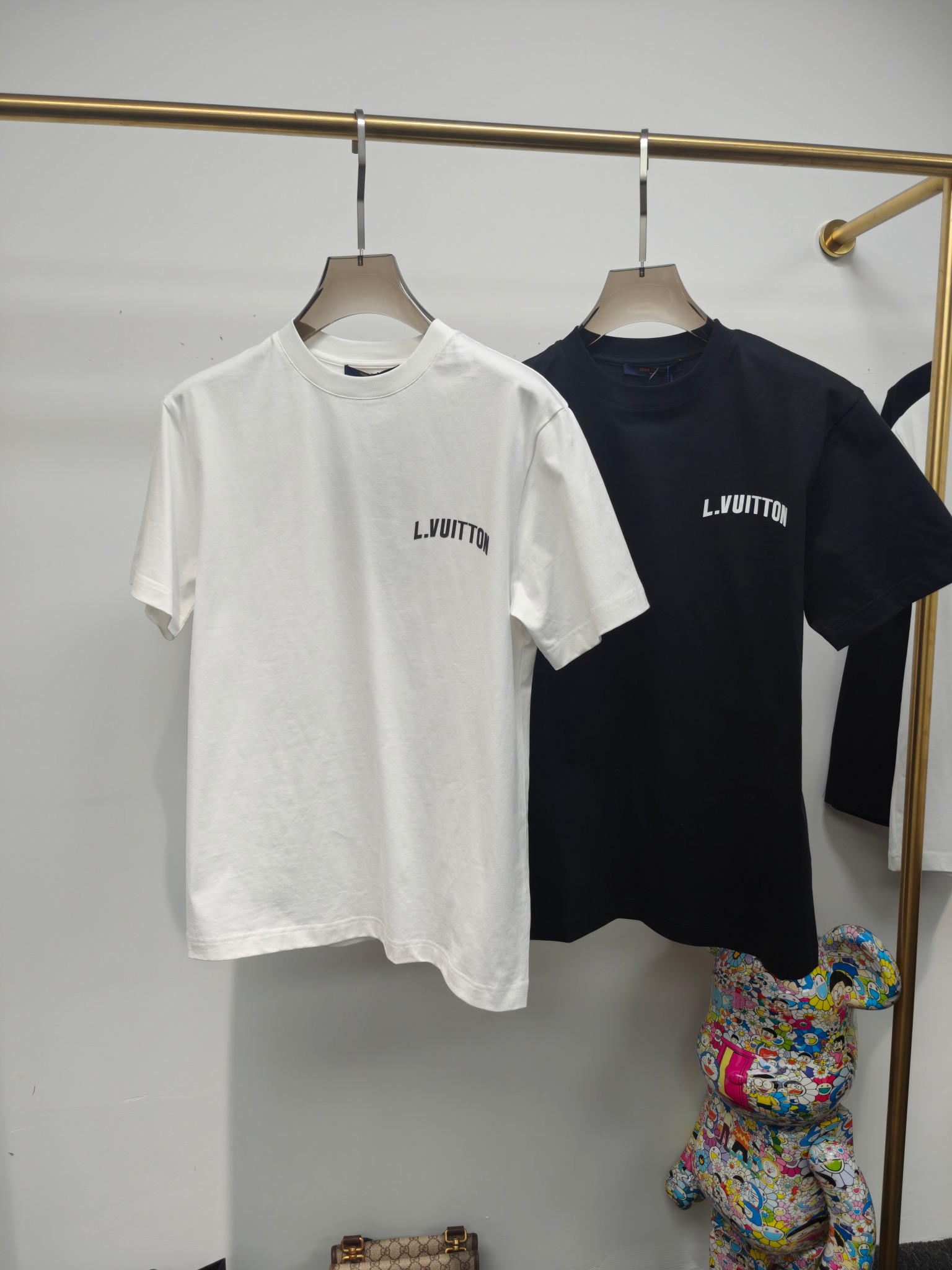 NO:142443,1V2025 spring and summer new style first launch counter latest short-sleeved small micro wide round neck T-shirt, high-end customization, avant-garde and fashionable design!  Brand logo heavy craft design, high-end customized Xinjiang long velvet cotton fabric. It feels soft and comfortable to wear. The counter-level exquisite car line is fine. The workmanship is exquisite. The upper body effect is invincible and handsome!  A must-have item for handsome men!  Color black white S-XXL, T-shirt,tees,t-shirt,alexander wang198609091V2025春夏新款首发专柜最新款短袖小微阔圆领T恤 高端订制 设计前卫时尚！品牌logo重工艺设计 高端定制新疆长绒棉面料.手感柔软.穿着舒适.专柜级别精致车线.做工精细.上身效果无敌帅气！型男必备单品！ 颜色黑色 白色 码数S-XXL,,T-shirt,tees，t-shirt,alexander wang,Men's clothing