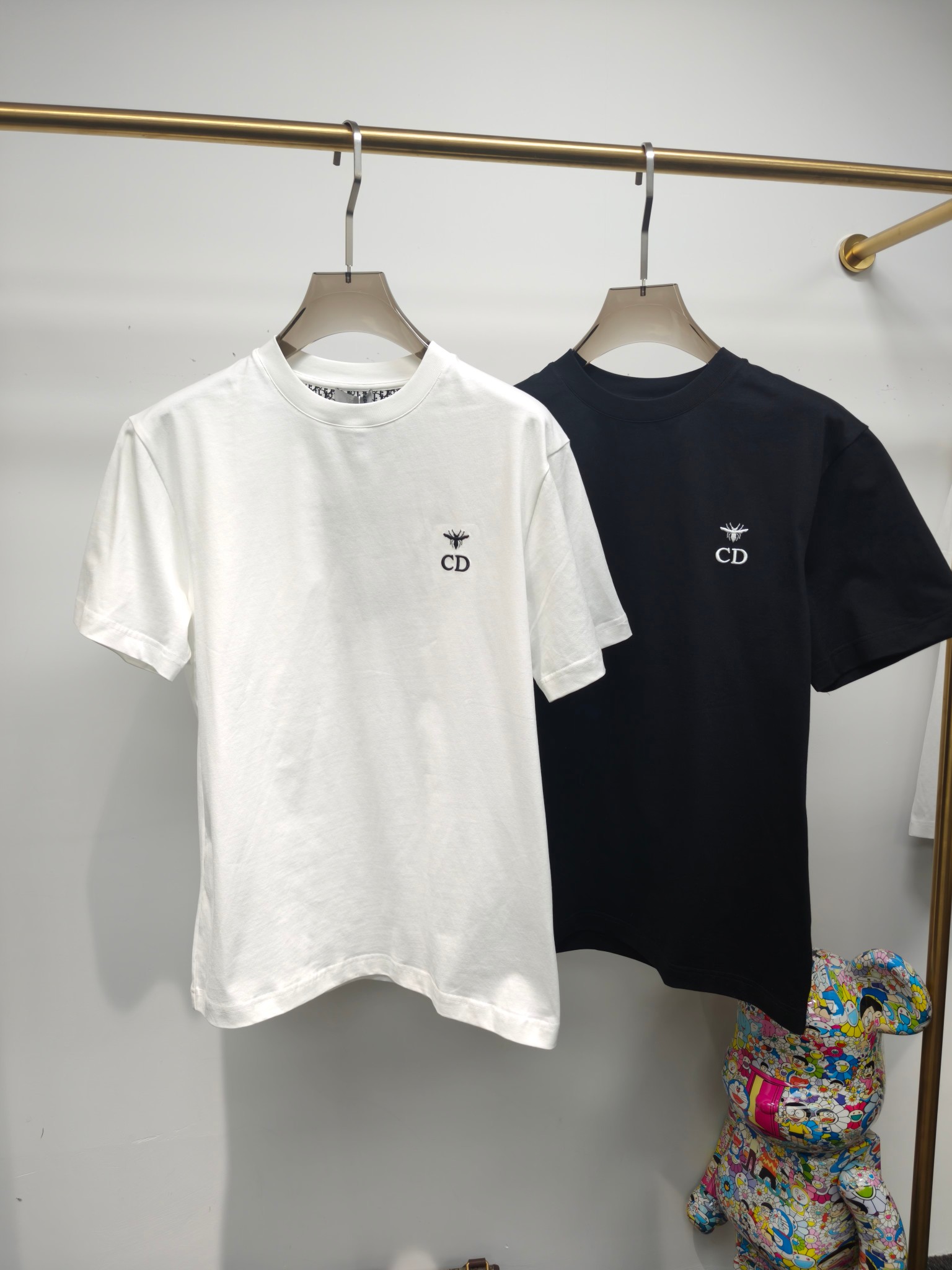 NO:142445,DI2025 spring and summer new style first-time counter latest short-sleeved small micro wide round neck T-shirt, high-end customization, avant-garde and fashionable design!  Brand logo heavy craft design, high-end customized Xinjiang long velvet cotton fabric. It feels soft and comfortable to wear. The counter-level exquisite car line is fine. The workmanship is exquisite. The upper body effect is invincible and handsome!  A must-have item for handsome men!  Color black white S-XXL, T-shirt,tees,t-shirt,alexander wang19860909DI2025春夏新款首发专柜最新款短袖小微阔圆领T恤 高端订制 设计前卫时尚！品牌logo重工艺设计 高端定制新疆长绒棉面料.手感柔软.穿着舒适.专柜级别精致车线.做工精细.上身效果无敌帅气！型男必备单品！ 颜色黑色 白色 码数S-XXL,,T-shirt,tees，t-shirt,alexander wang,Men's clothing